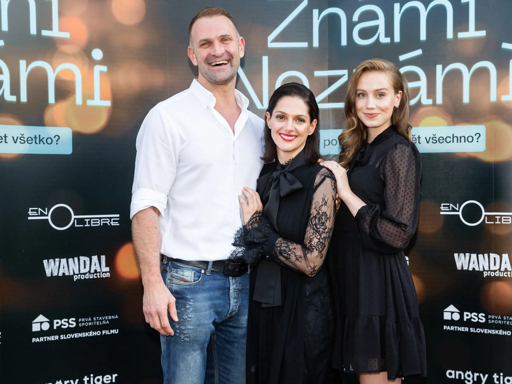 Tlačovka k novému seriálu "Známi neznámi" v jednom z bratislavských hotelov. Na snímke Klára Issová, Anna Kadeřávková a Tomáš Maštalír.