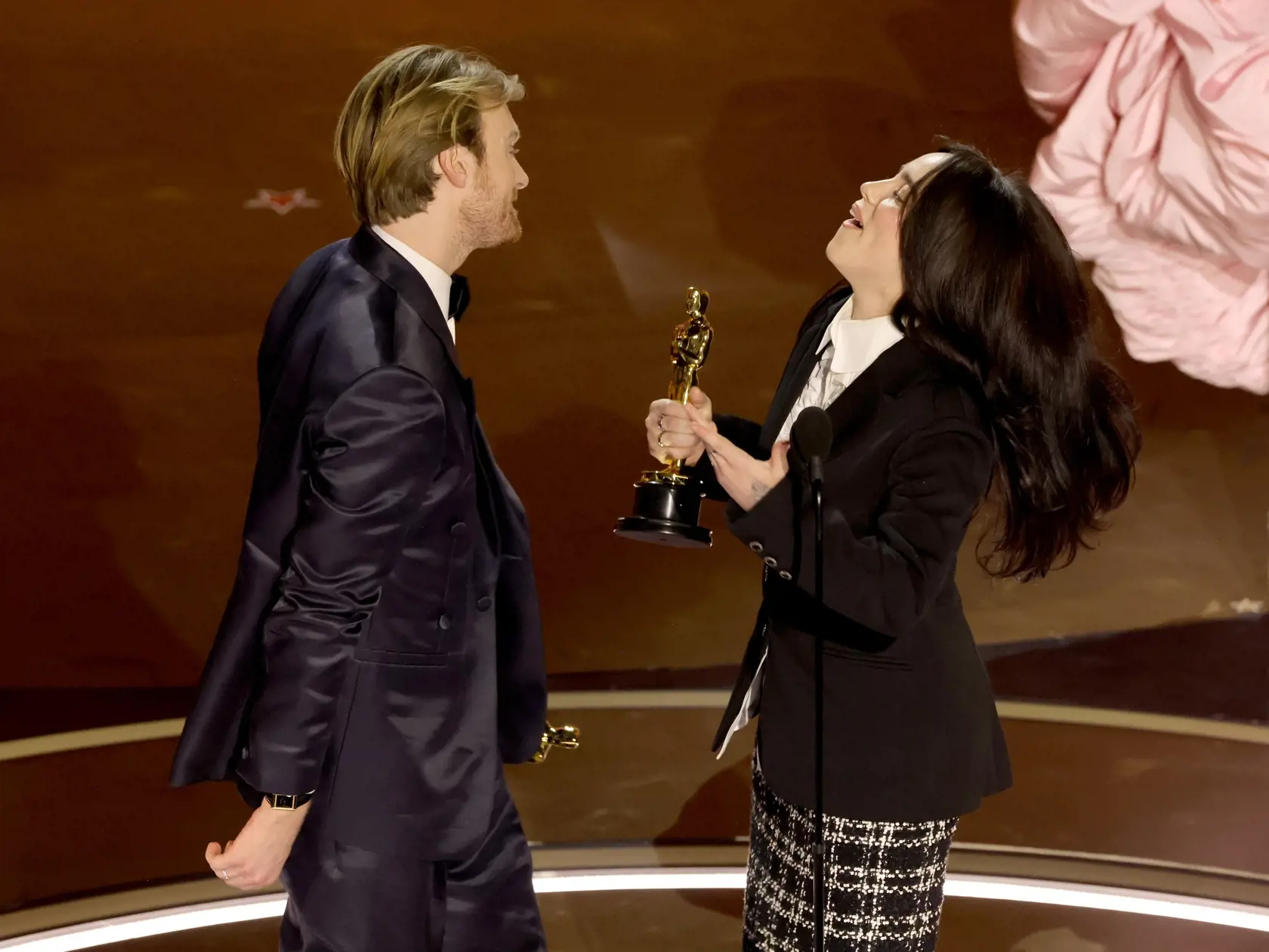 Hoci je Billie Eilish známa svojimi módnymi výstrelkami, na tohtoročnom udeľovaní Oscarov pútala pozornosť zo zlých dôvodov. Vyzerala totiž, akoby utiekla zo školy a hoci sme u nej zvyknutí na rôzne módne výstrelky, tentokrát jej to ani v najmenšom nevyšlo.