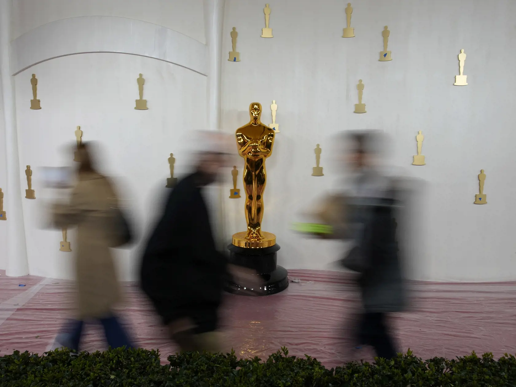 KK32 Los Angeles - Na snímke ľudia kráčajú okolo sochy Oscara pred 96. ročníkom udeľovania Oscarov v Los Angeles vo štvrtok 7. marca 2024. Udeľovanie Oscarov sa uskutoční v nedeľu 10. marca. FOTO TASR/AP
People walk by an Oscars statue on the red carpet ahead of the 96th Academy Awards, Thursday, March 7, 2024, in Los Angeles, Calif. (AP Photo/John Locher)