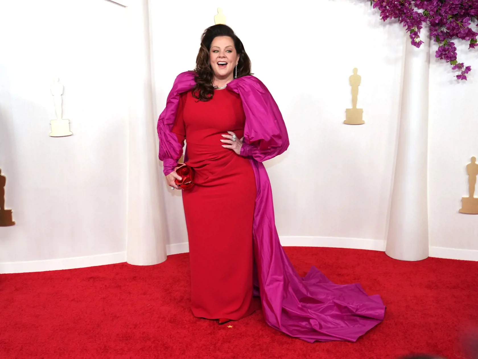 Medzi najhoršie oblečené patril aj obľúbená herečka Melissa McCarthy. Tá utrpela na červenom koberci vzácnu štýlovú nehodu vo svojich červeno-ružových šatách - na rukávoch mala bizarné pásy látky, ktoré vyzerali, akoby k nim bolo na poslednú chvíľu prilepené prestieradlo a zahraničné média jej to veru nedarovali.