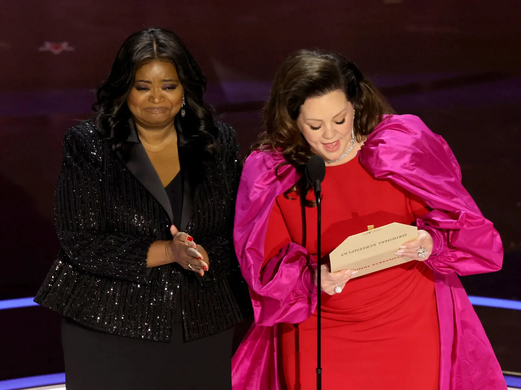 Medzi najhoršie oblečené patril aj obľúbená herečka Melissa McCarthy. Tá utrpela na červenom koberci vzácnu štýlovú nehodu vo svojich červeno-ružových šatách - na rukávoch mala bizarné pásy látky, ktoré vyzerali, akoby k nim bolo na poslednú chvíľu prilepené prestieradlo a zahraničné média jej to veru nedarovali.