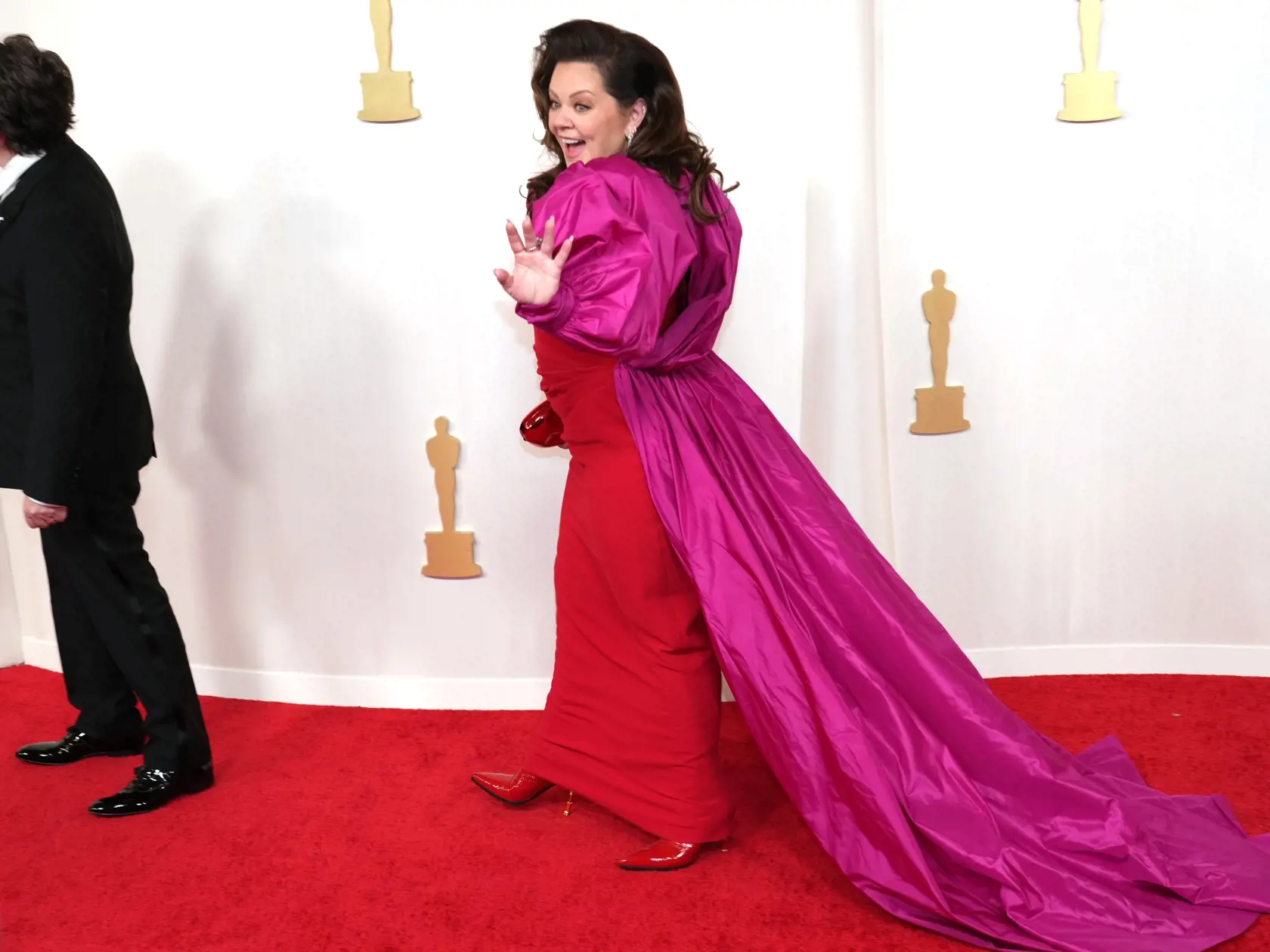 Medzi najhoršie oblečené patril aj obľúbená herečka Melissa McCarthy. Tá utrpela na červenom koberci vzácnu štýlovú nehodu vo svojich červeno-ružových šatách - na rukávoch mala bizarné pásy látky, ktoré vyzerali, akoby k nim bolo na poslednú chvíľu prilepené prestieradlo a zahraničné média jej to veru nedarovali.
