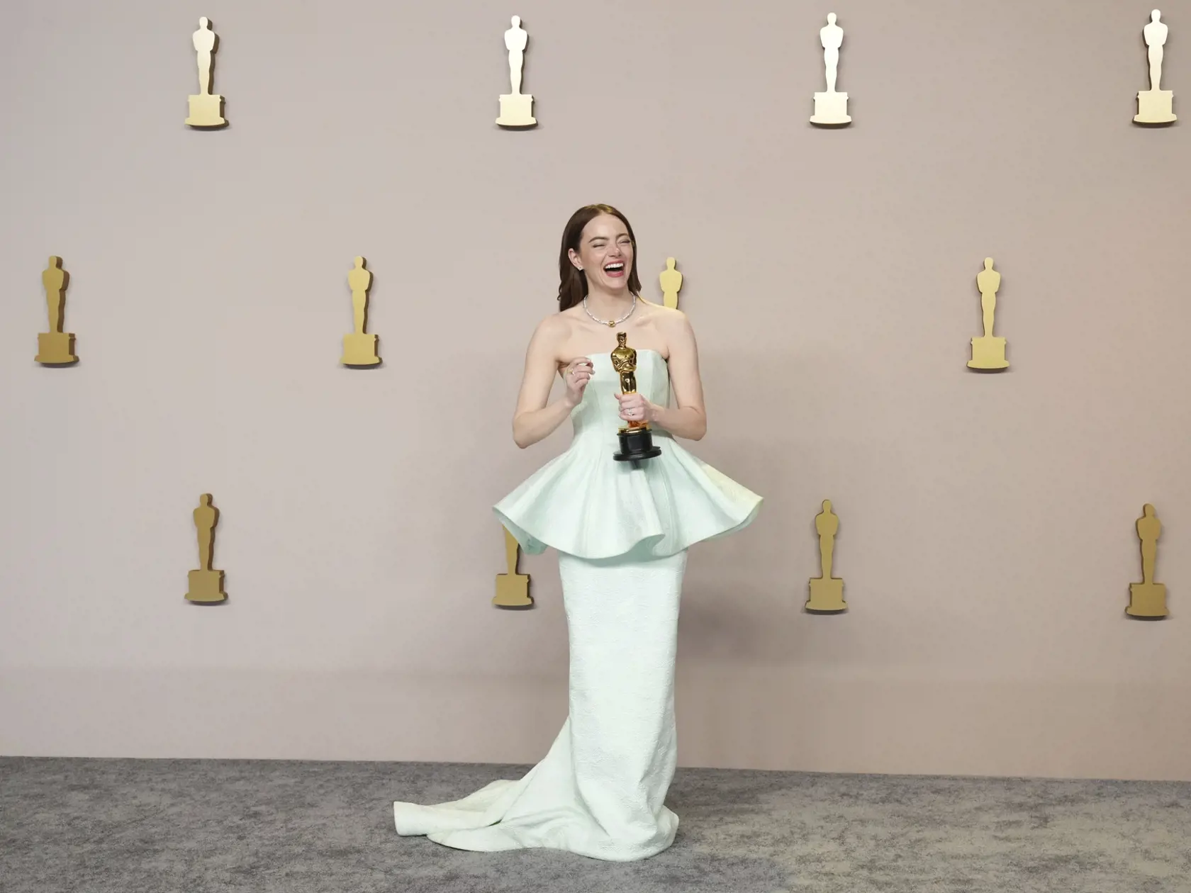 KK6 Los Angeles - Americká herečka Emma Stoneová získala cenu Americkej akadémie filmových umení a vied (AMPAS) pre najlepšiiu herečku v hlavnej úlohe vo filme Chudiatko v divadle Dolby Theatre v Los Angeles 10. marca 2024. FOTO TASR/AP

Emma Stone poses in the press room with the award for best performance by an actress in a leading role for "Poor Things" at the Oscars on Sunday, March 10, 2024, at the Dolby Theatre in Los Angeles. (Photo by Jordan Strauss/Invision/AP)