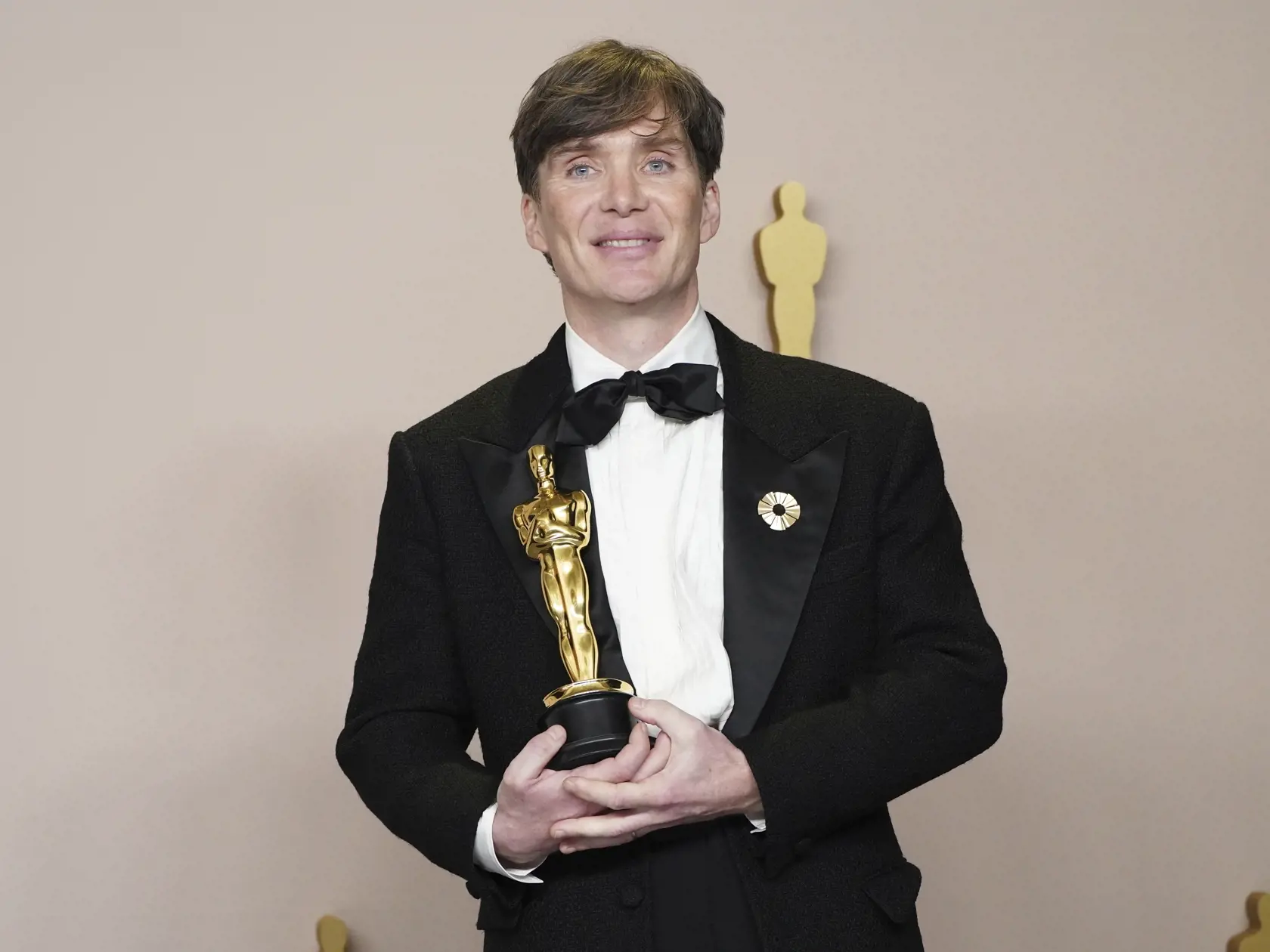 KK1 Los Angeles - Írsky herec Cillian Murphy získal cenu Americkej akadémie filmových umení a vied (AMPAS) pre najlepšieho herca v hlavnej úlohe vo filme Oppenheimer v divadle Dolby Theatre v Los Angeles 10. marca 2024. FOTO TASR/AP

Cillian Murphy poses in the press room with the award for best performance by an actor in a leading role for "Oppenheimer" at the Oscars on Sunday, March 10, 2024, at the Dolby Theatre in Los Angeles. (Photo by Jordan Strauss/Invision/AP)