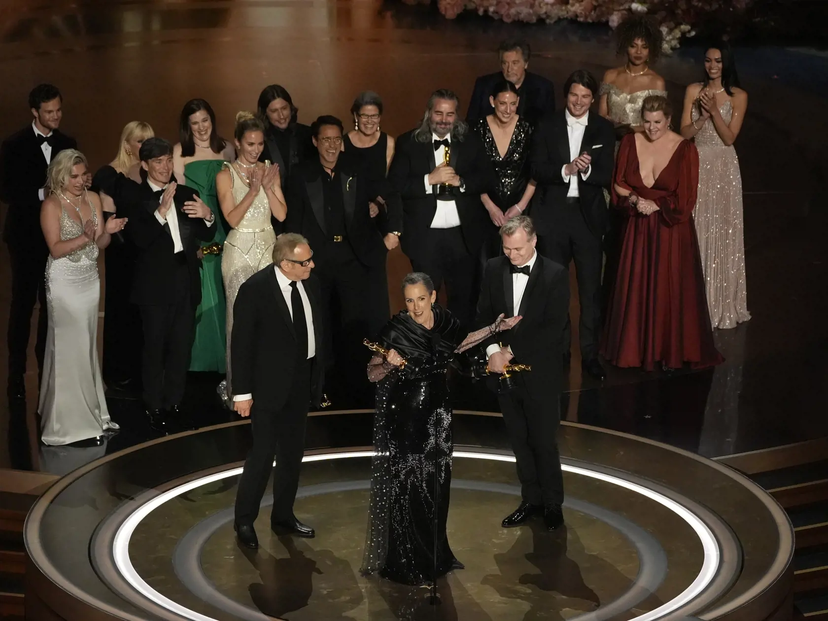 KK3 Los Angeles - Herci a štáb filmu Oppenheimer si preberá cenu Americkej akadémie filmových umení a vied (AMPAS) pre najlepší film v divadle Dolby Theatre v Los Angeles 10. marca 2024. FOTO TASR/AP

The cast and crew of "Oppenheimer" accept the award for best picture during the Oscars on Sunday, March 10, 2024, at the Dolby Theatre in Los Angeles. (AP Photo/Chris Pizzello)