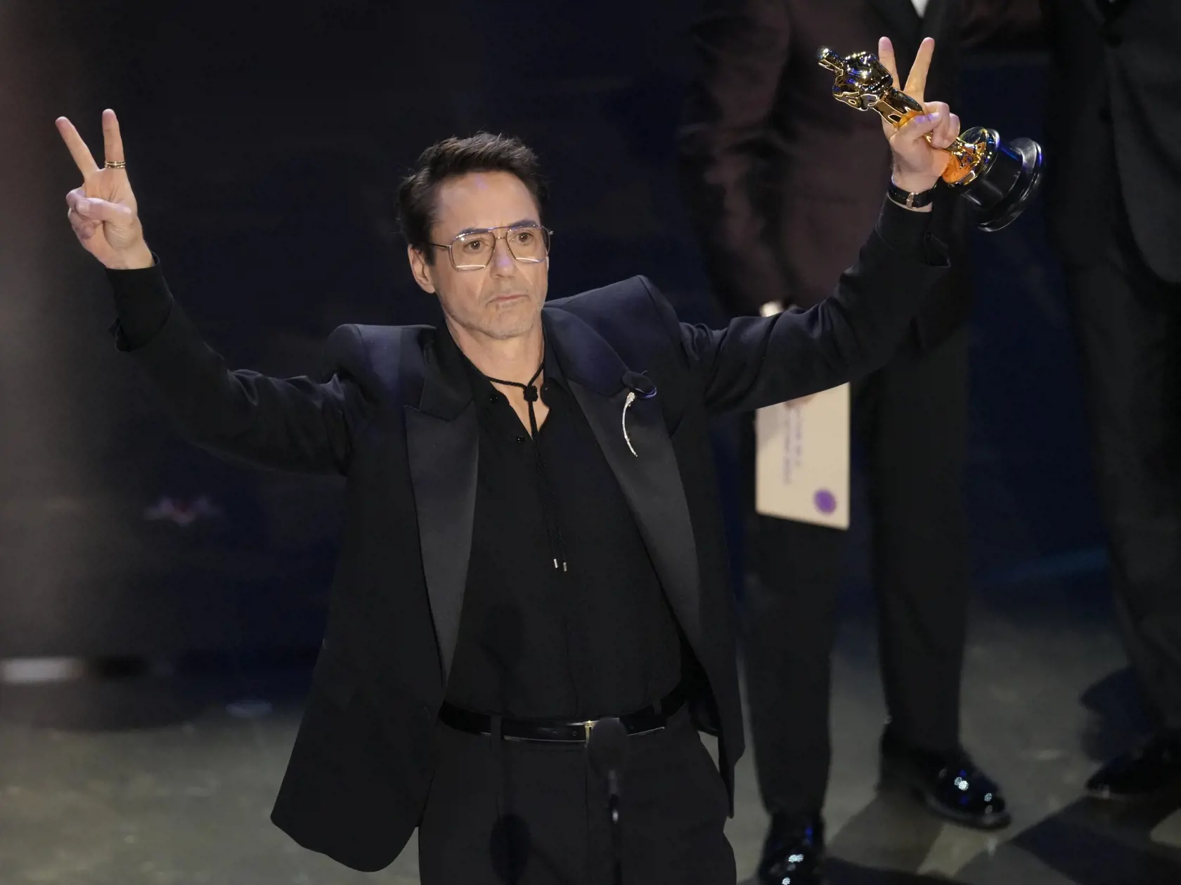 KK7 Los Angeles - Americký herec Robert Downey Jr získal cenu Americkej akadémie filmových umení a vied (AMPAS) pre najlepšieho herca vo vedľajšej úlohe za rolu vo filme Oppenheimer v divadle Dolby Theatre v Los Angeles 10. marca 2024. FOTO TASR/AP

Robert Downey Jr. accepts the award for best performance by an actor in a supporting role for "Oppenheimer" during the Oscars on Sunday, March 10, 2024, at the Dolby Theatre in Los Angeles. (AP Photo/Chris Pizzello)
