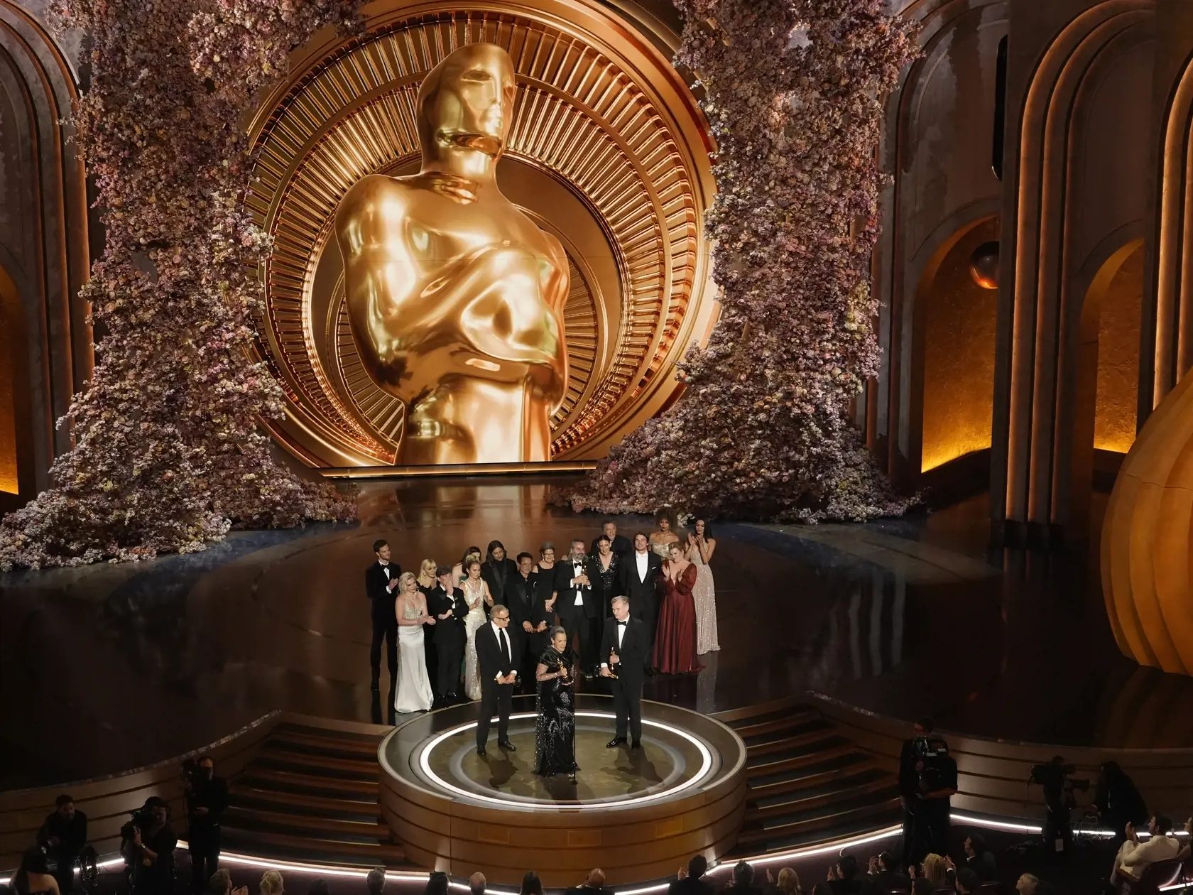 KK4 Los Angeles - Herci a štáb filmu Oppenheimer si preberá cenu Americkej akadémie filmových umení a vied (AMPAS) pre najlepší film v divadle Dolby Theatre v Los Angeles 10. marca 2024. FOTO TASR/AP

The cast and crew of "Oppenheimer" accept the award for best picture during the Oscars on Sunday, March 10, 2024, at the Dolby Theatre in Los Angeles. (AP Photo/Chris Pizzello)