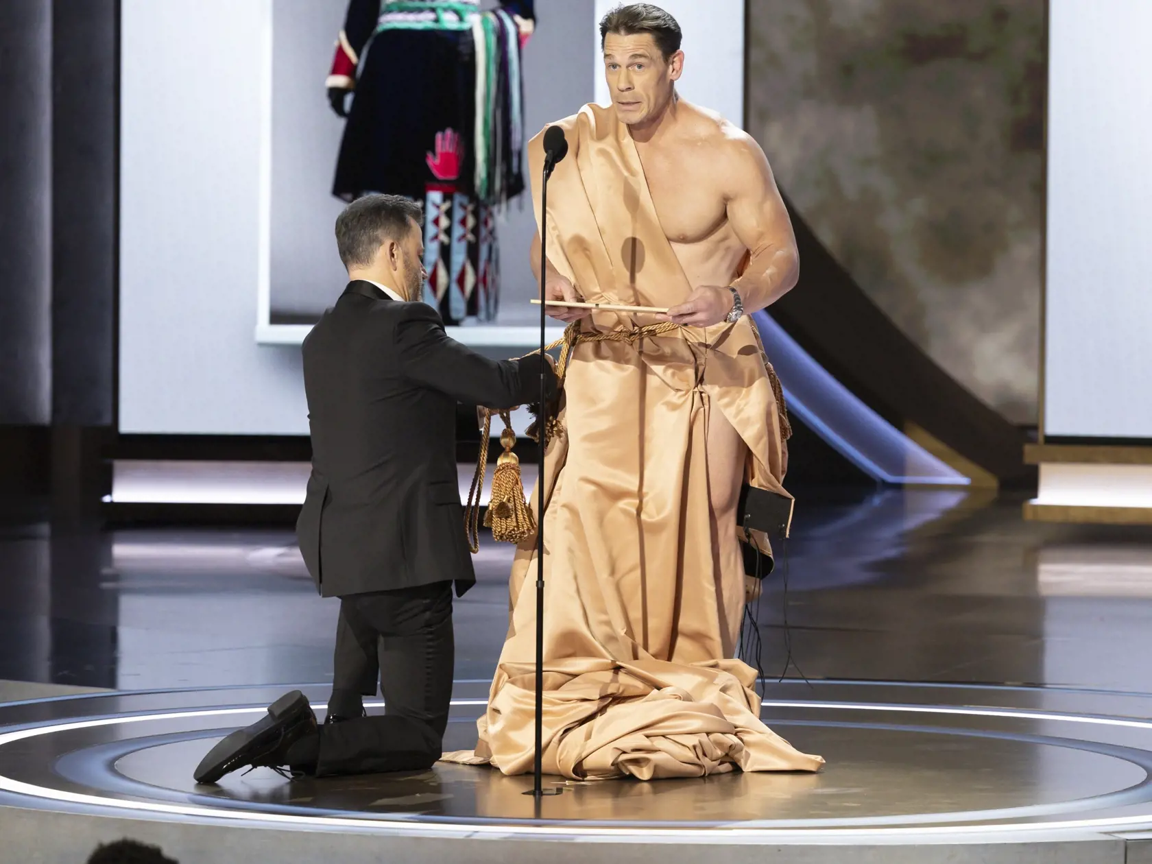 John Cena prišiel na pódium nahý.
