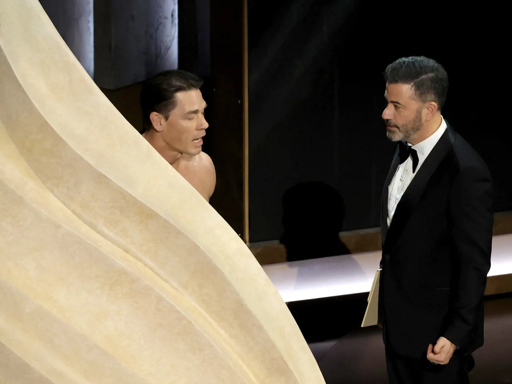 John Cena prišiel na pódium nahý.