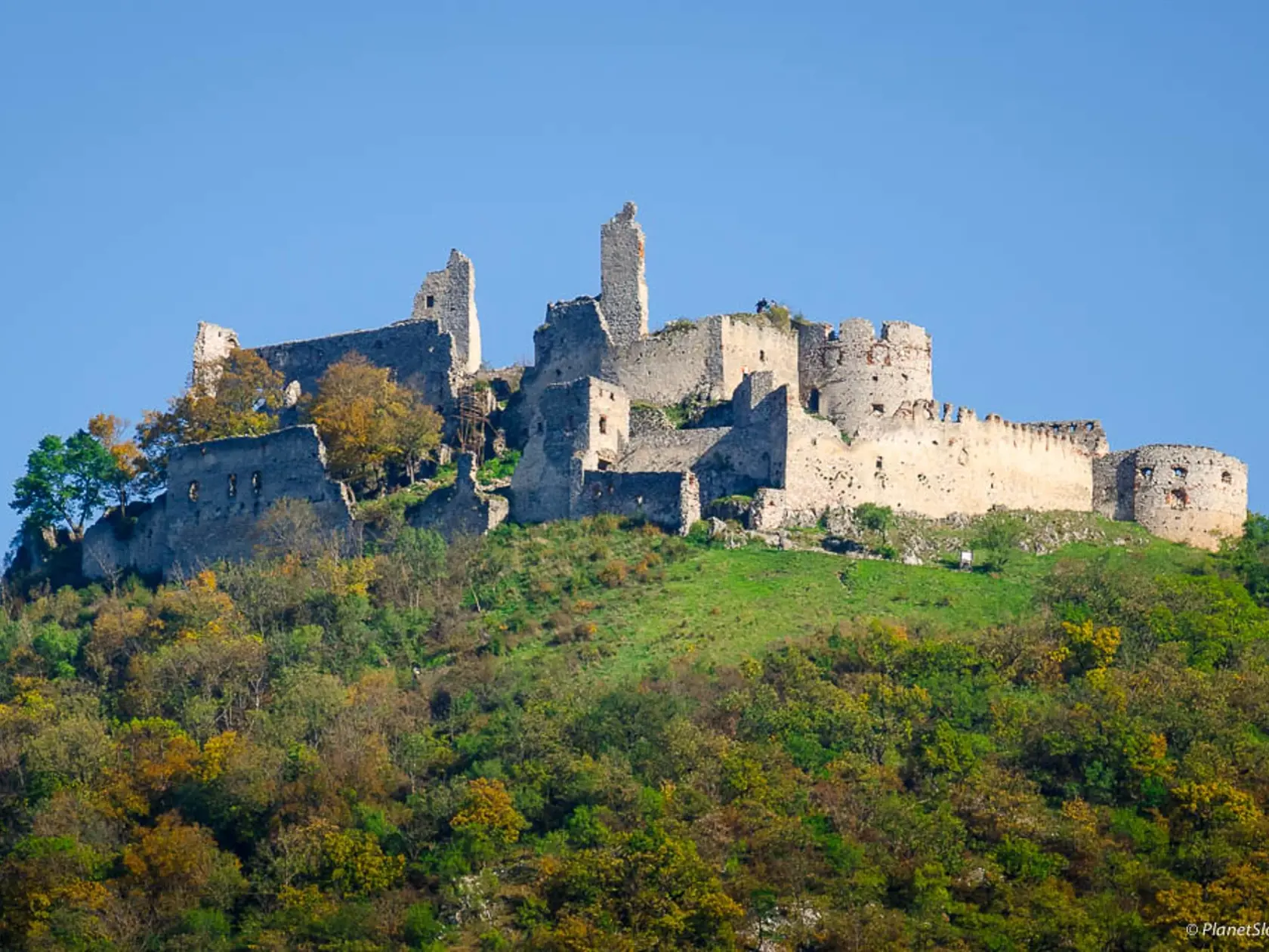 Celkový pohľad na Plavecký hrad.