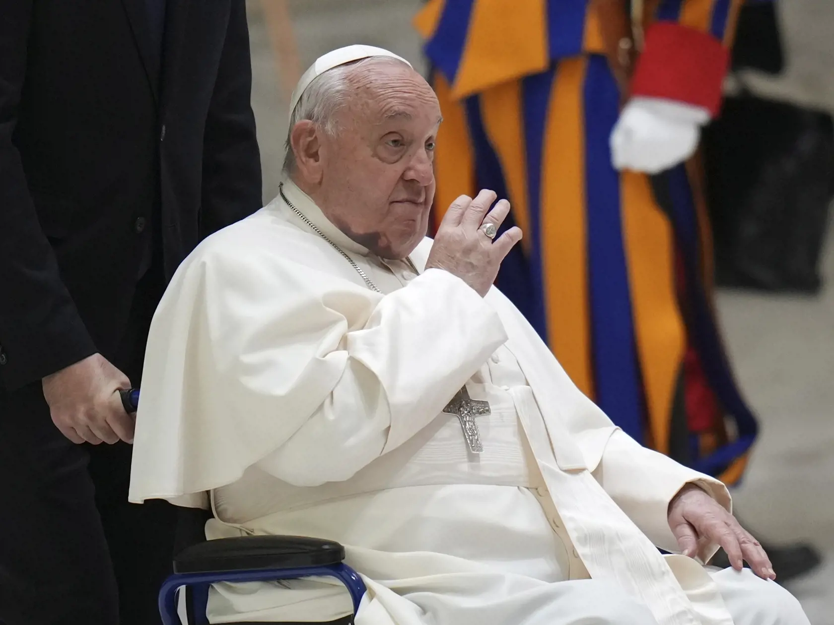 WA 17 Vatikán - Pápež František prichádza na pravidelnú generálnu audienciu do Auly Pavla VI. vo Vatikáne v stredu 11. decembra 2024. FOTO TASR/AP


Pope Francis arrives for his weekly general audience in the Paul VI Hall, at the Vatican, Wednesday, Dec. 11, 2024. (AP Photo/Alessandra Tarantino)