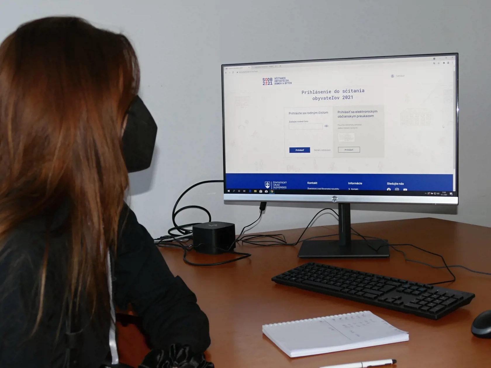 Na snímke stacionárna asistentka počas asistovaného sčítania obyvateľstva na vytvorenom kontaktonom mieste na Mestskom úrade v Žiline dňa 4. mája 2021. FOTO TASR - Erika Ďurčová

