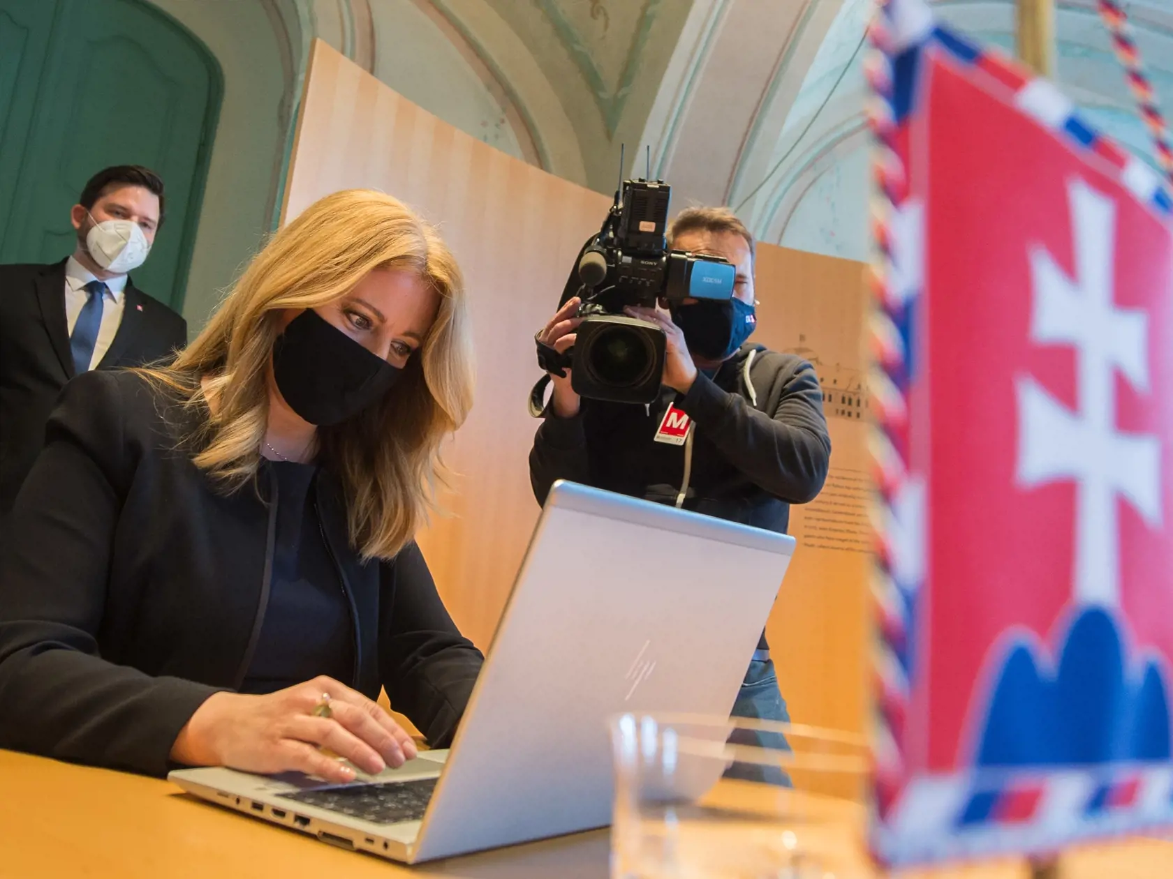 Na snímke prezidentka SR Zuzana Čaputová vypĺňa elektronický formulár  sčítania obyvateľov, domov a bytov 15. februára 2021 v Bratislave. FOTO TASR - Martin Baumann