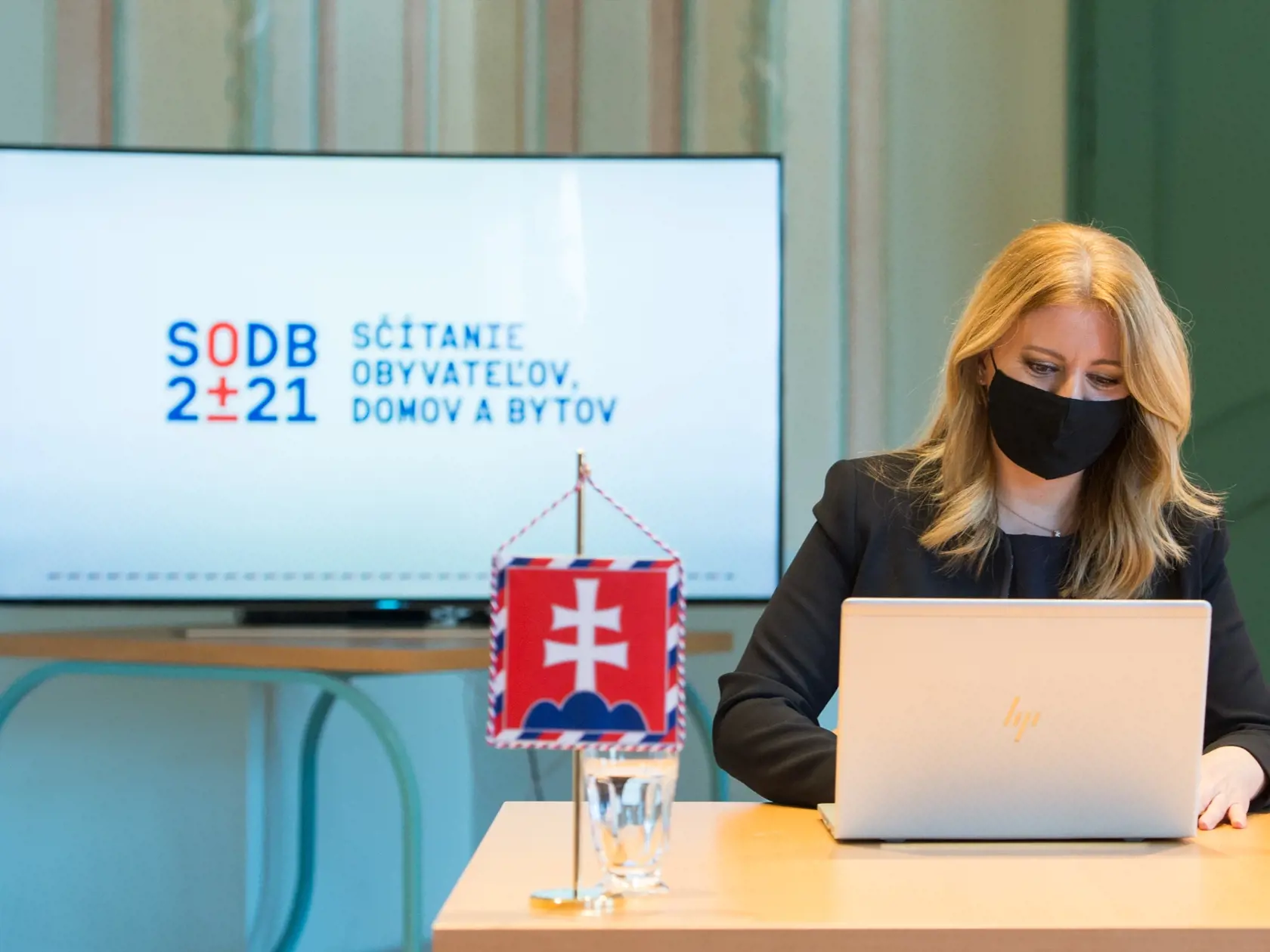 Na snímke prezidentka SR Zuzana Čaputová vypĺňa elektronický formulár  sčítania obyvateľov, domov a bytov 15. februára 2021 v Bratislave. FOTO TASR - Martin Baumann