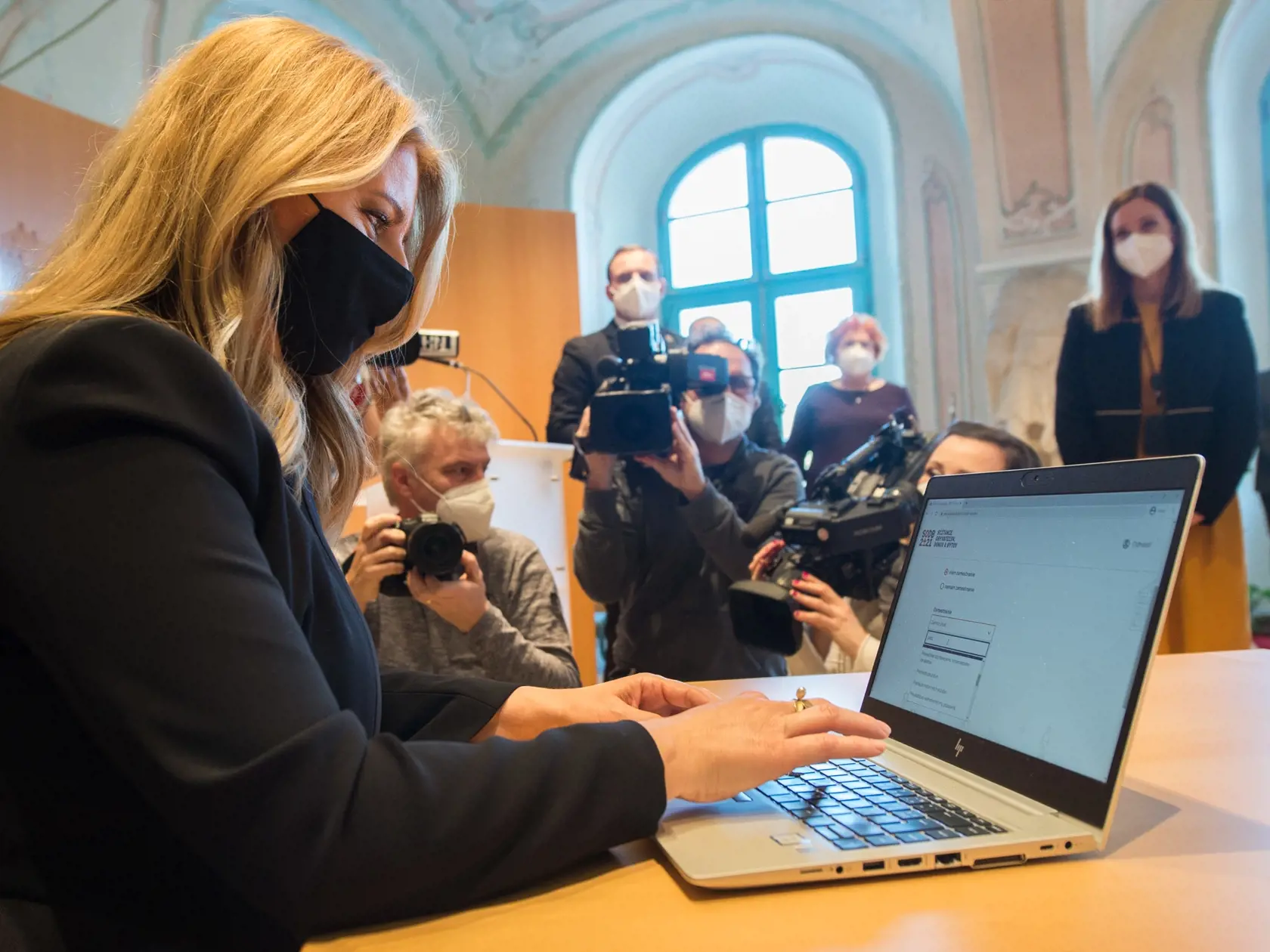 Na snímke prezidentka SR Zuzana Čaputová vypĺňa elektronický formulár  sčítania obyvateľov, domov a bytov 15. februára 2021 v Bratislave. FOTO TASR - Martin Baumann