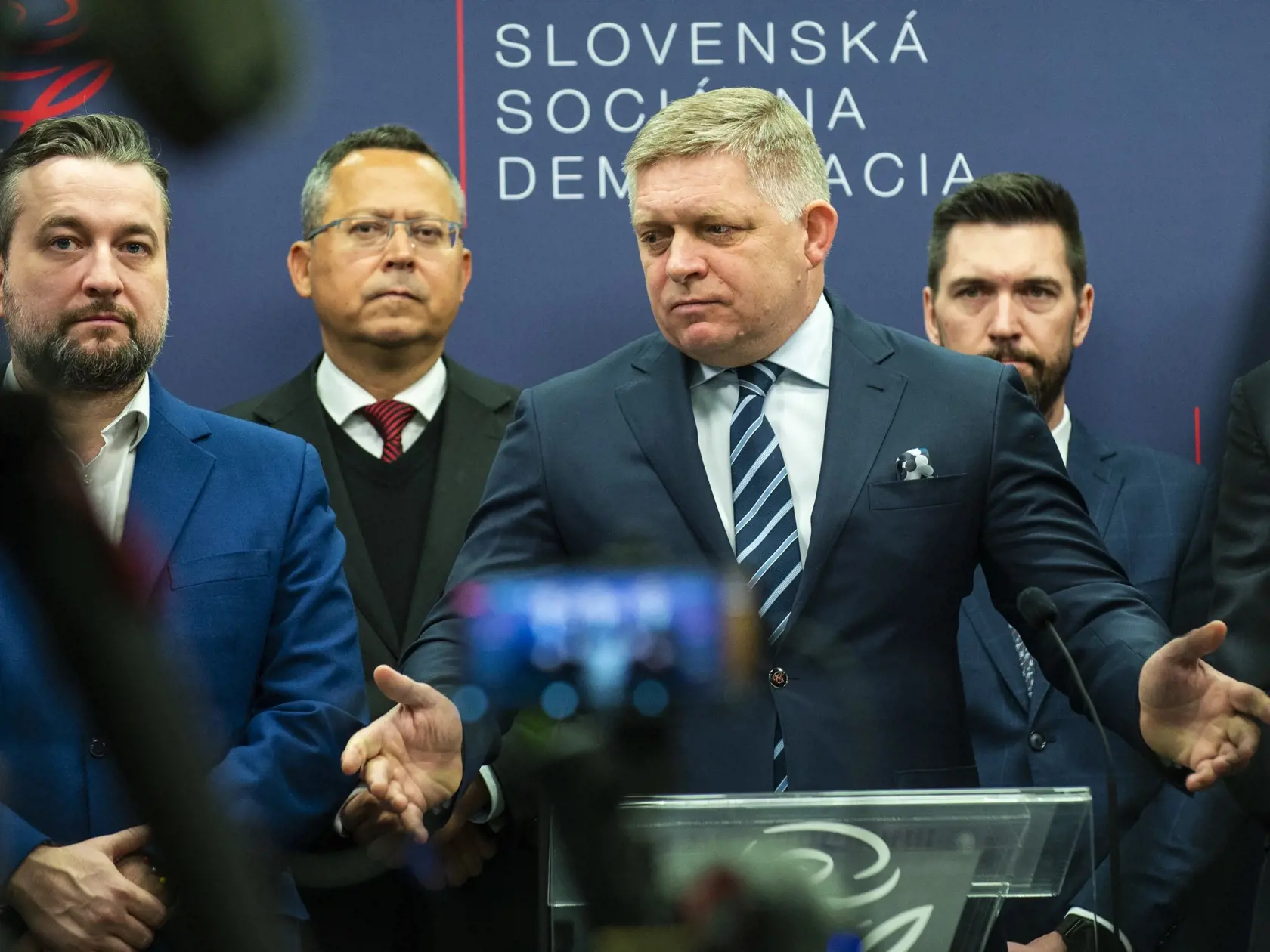 Na snímke zľava podpredsedovia Smer-SD Ľuboš Blaha, Ladislav Kamenický, predseda strany Smer-SD Robert Fico a podpredseda Smer-SD Richard Takáč počas tlačovej konferencie k výsledkom referenda 22. januára 2023 v Bratislave. Štátna volebná komisia potvrdila neplatnosť referenda o zmene Ústavy SR. Zúčastnilo sa na ňom 27,25 percenta voličov. Na platnosť referenda je potrebná viac ako 50-percentná účasť.