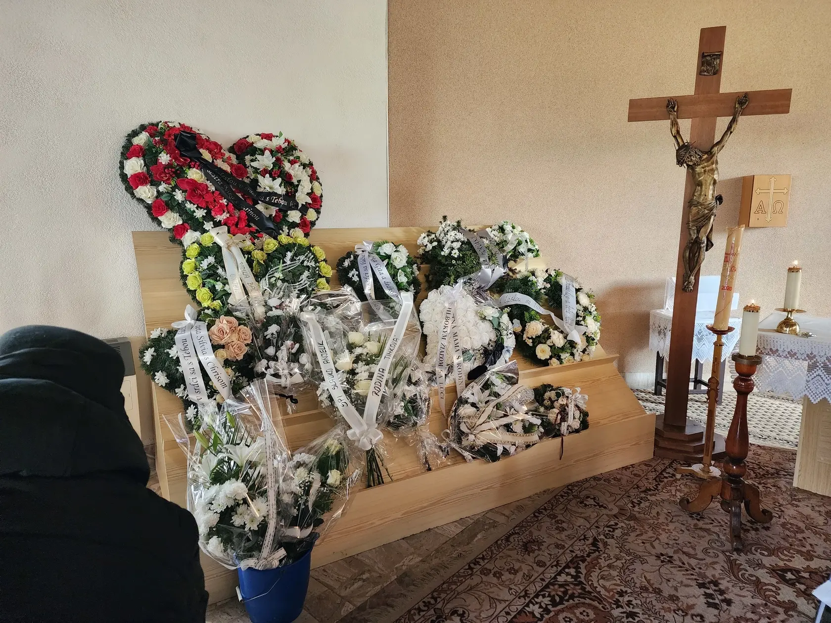 V Parchovanoch (okr. Trebišov) v nedeľu popoludní odprevadili blízki, kamaráti i rodičia na poslednej ceste Romana († 15). 