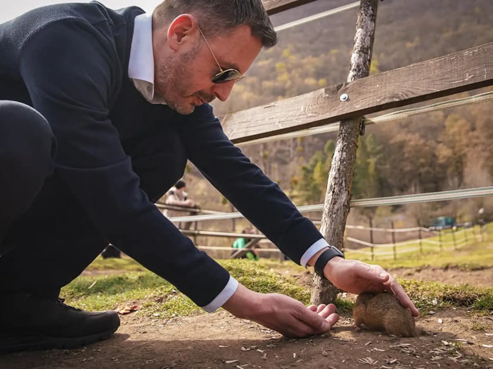 "Počas mojej návštevy Muránskej planiny som si pozrel aj sysle, ktoré môžete pozorovať z bezprostrednej blízkosti či ich dokonca kŕmiť. Ide o jednu z najvyhľadávanejších atrakcií regiónu," napísal premiér Eduard Heger.