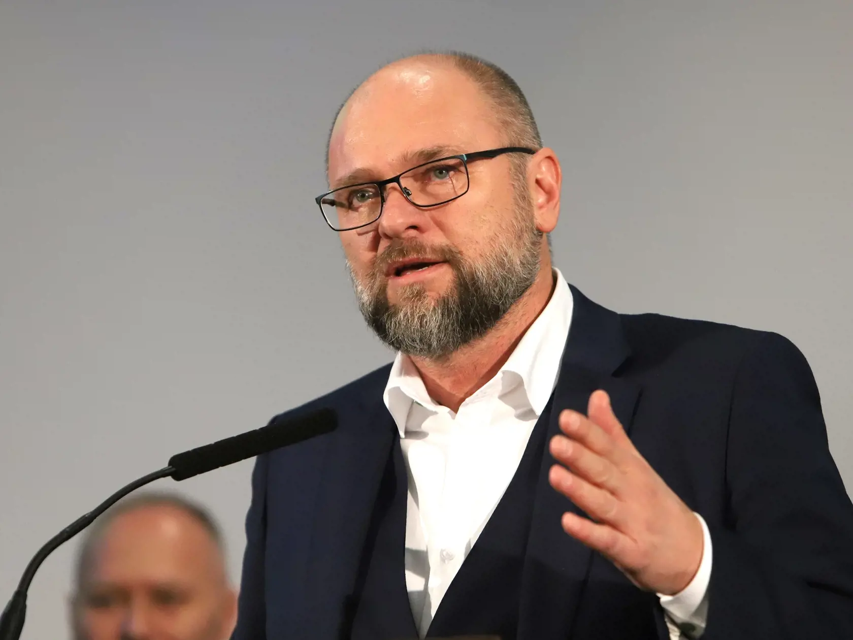 Na snímke predseda strany SaS Richard Sulík počas tlačovej besedy po skončení straníckeho kongresu v Bystrej v okrese Brezno v sobotu 9. apríla 2022. FOTO TASR - Ján Krošlák