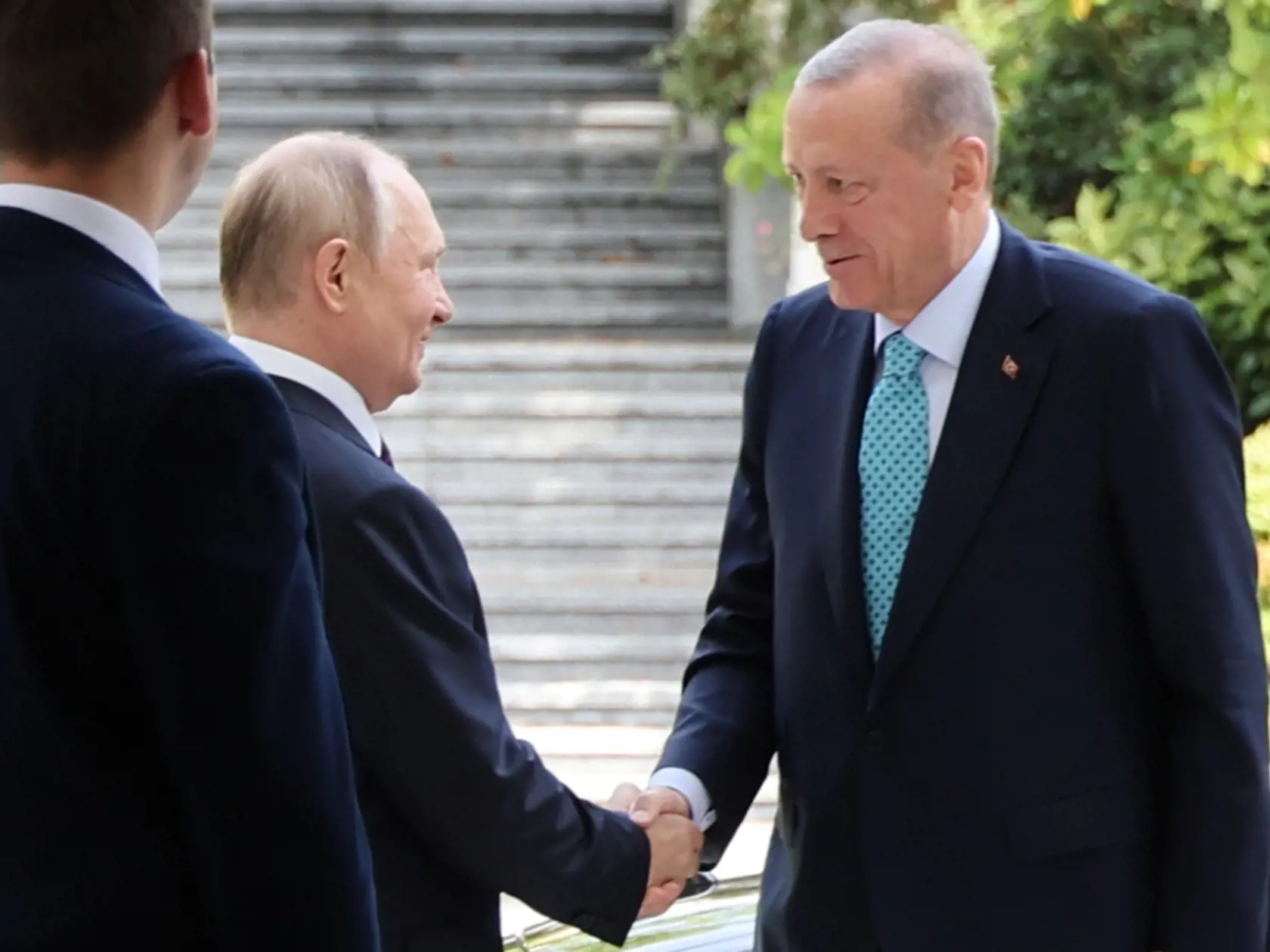 Putin zdôraznil potrebu ukončiť agresiu voči sýrskemu štátu a vyzval Ankaru, aby na to využila svoje kapacity. Obaja lídri poukázali pri tejto otázke na dôležitosť ďalšej úzkej koordinácie medzi Ruskom, Tureckom a Iránom.