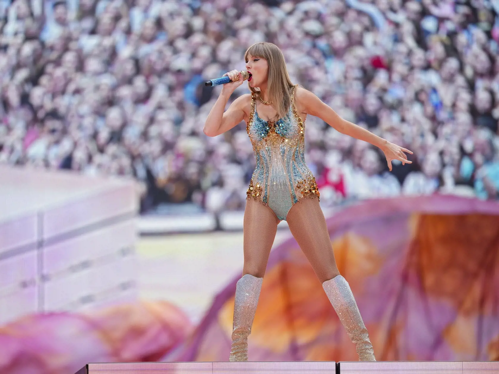 Na snímke americká speváčka Taylor Swift počas koncertu v rámci turné Eras Tour na štadióne Wembley v Londýne 21. júna 2024.