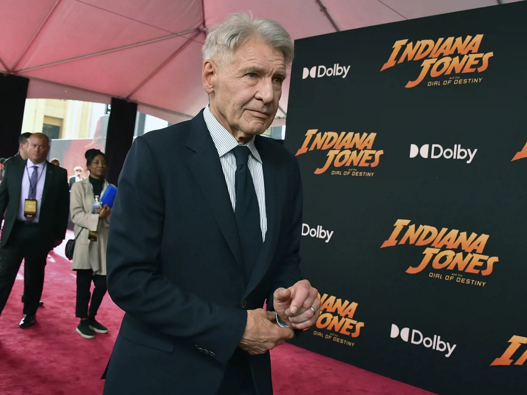 Na snímke americký herec Harrison Ford prichádza na premiéru amerického dobrodružného filmu Indiana Jones a Nástroj osudu (Indiana Jones and the Dial of Destiny) v kine El Capitan Theatre in Los Angeles v noci na 15. Júna 2023. Film je piaty a posledný diel filmovej ságy Indiana Jones s Harrisonom Fordom v hlavnej úlohe. FOTO TASR/AP