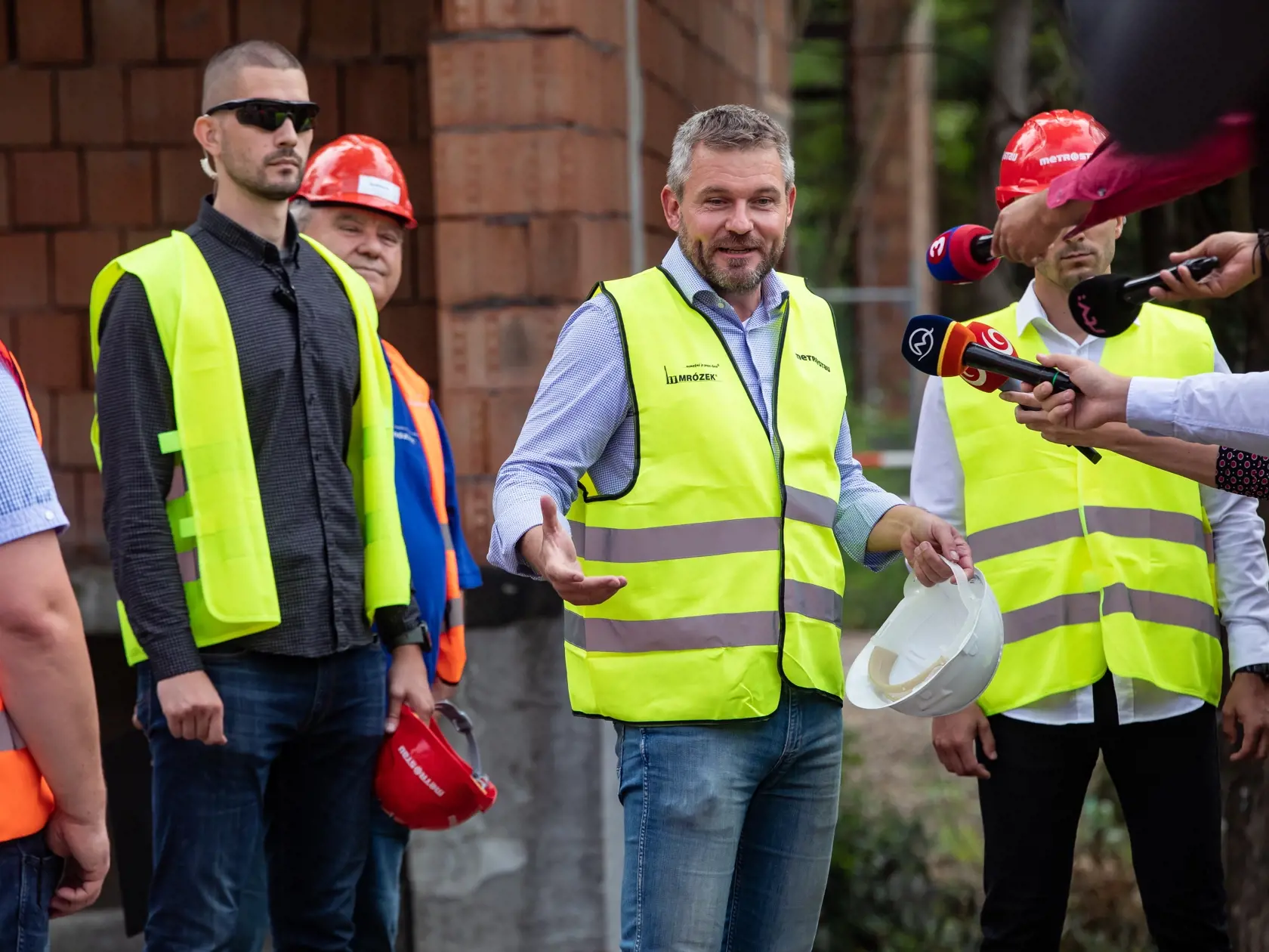 Premiér Peter Pellegrini a Andrea Kalavská spustili búracie práce na skelete nemocnice na bratislavských Rázsochách. Na fotke: Peter Pellegrini