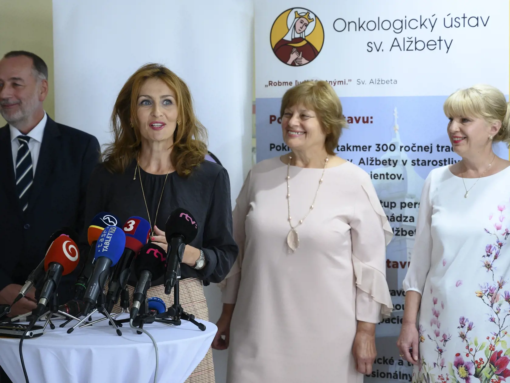 Ministerka Andrea Kalavská spolu s odborníkmi predstavuje skríning rakoviny prsníka.