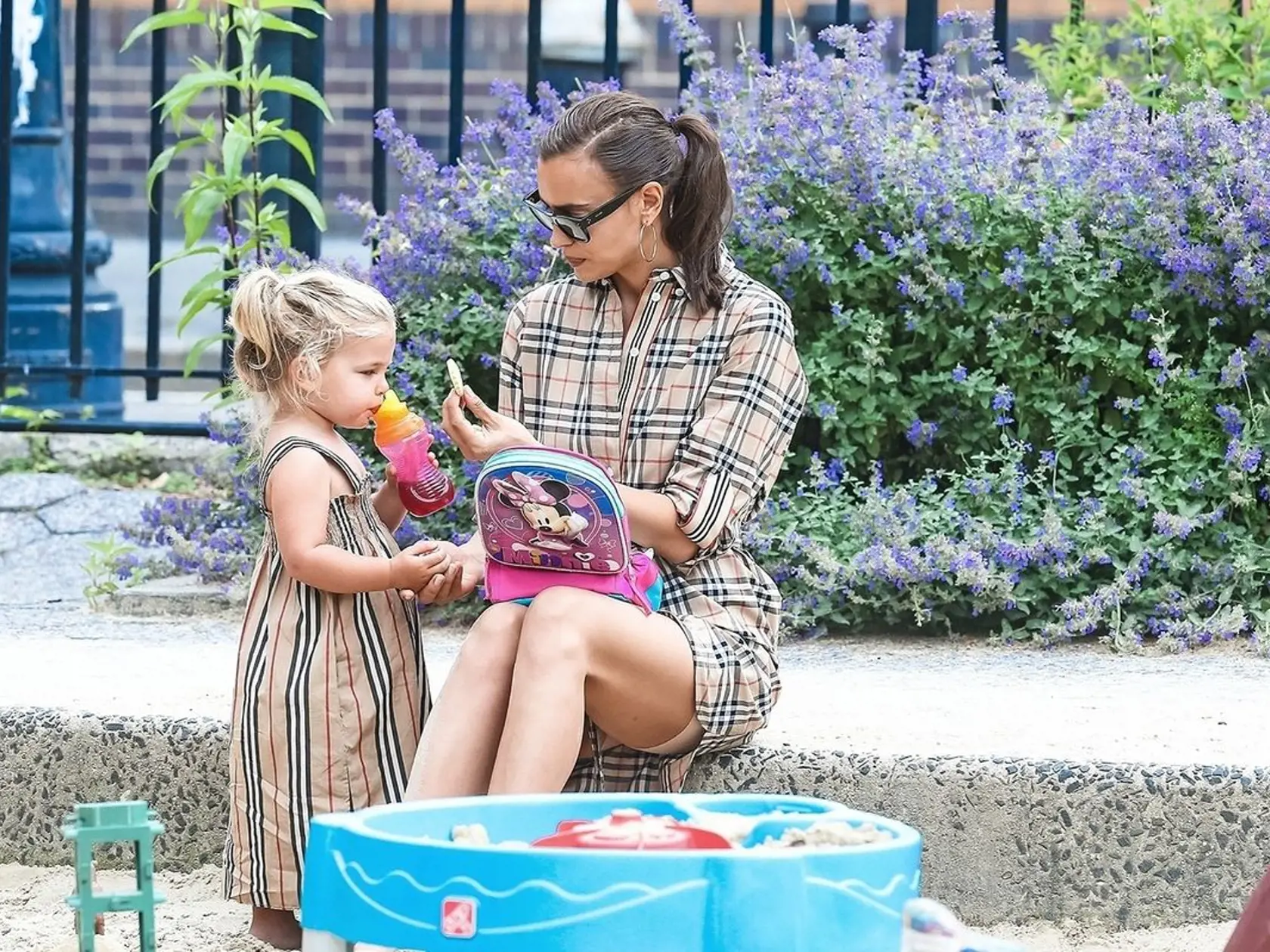 Irina Shayk (33) si vyrazila s dcérkou na detské ihrisko. 