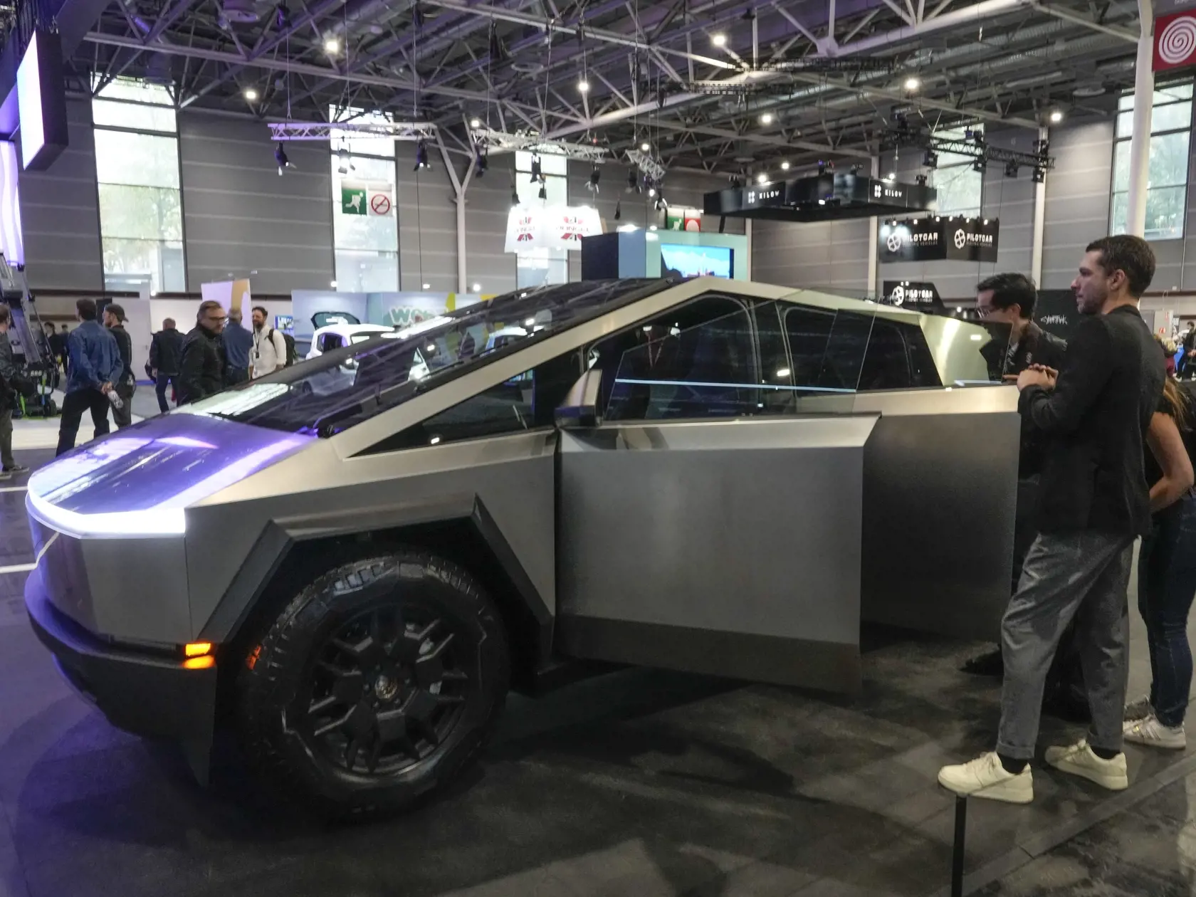 Auto značky Tesla Cybertruck počas novinárskeho dňa na Parížskom autosalóne v Paríži