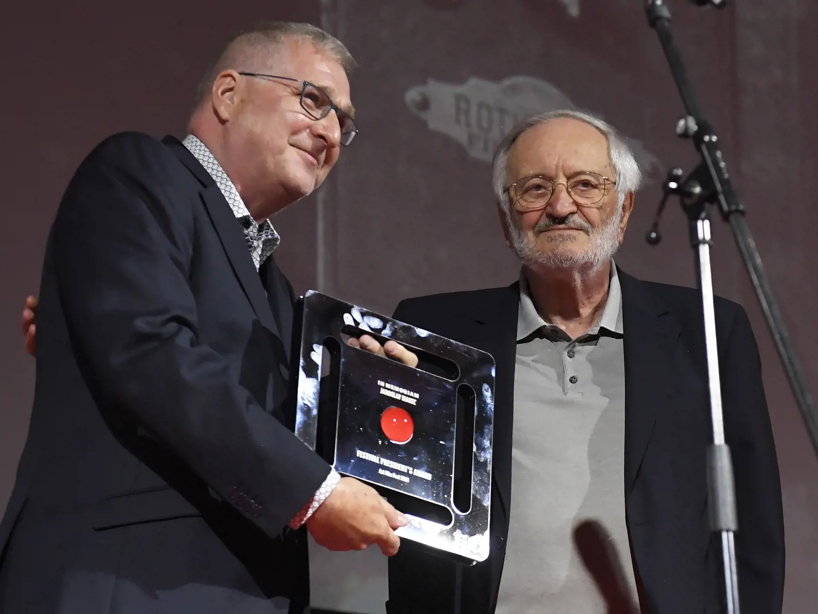 V dňoch 23. – 27. júna 2021 sa koná 28. ročník Medzinárodného filmového festivalu Art Film Fest. Na snímke vľavo Peter Dubecký zo Slovenského filmového ústavu preberá cenu od prezidenta festivala Milana Lasicu pri príležitosti stého výročia vzniku prvého slovenského dlhometrážneho hraného filmu, získal ju in memoriam režisér a kameraman Jaroslav Siakeľ. Košice, 24. júna 2021. FOTO TASR – František Iván