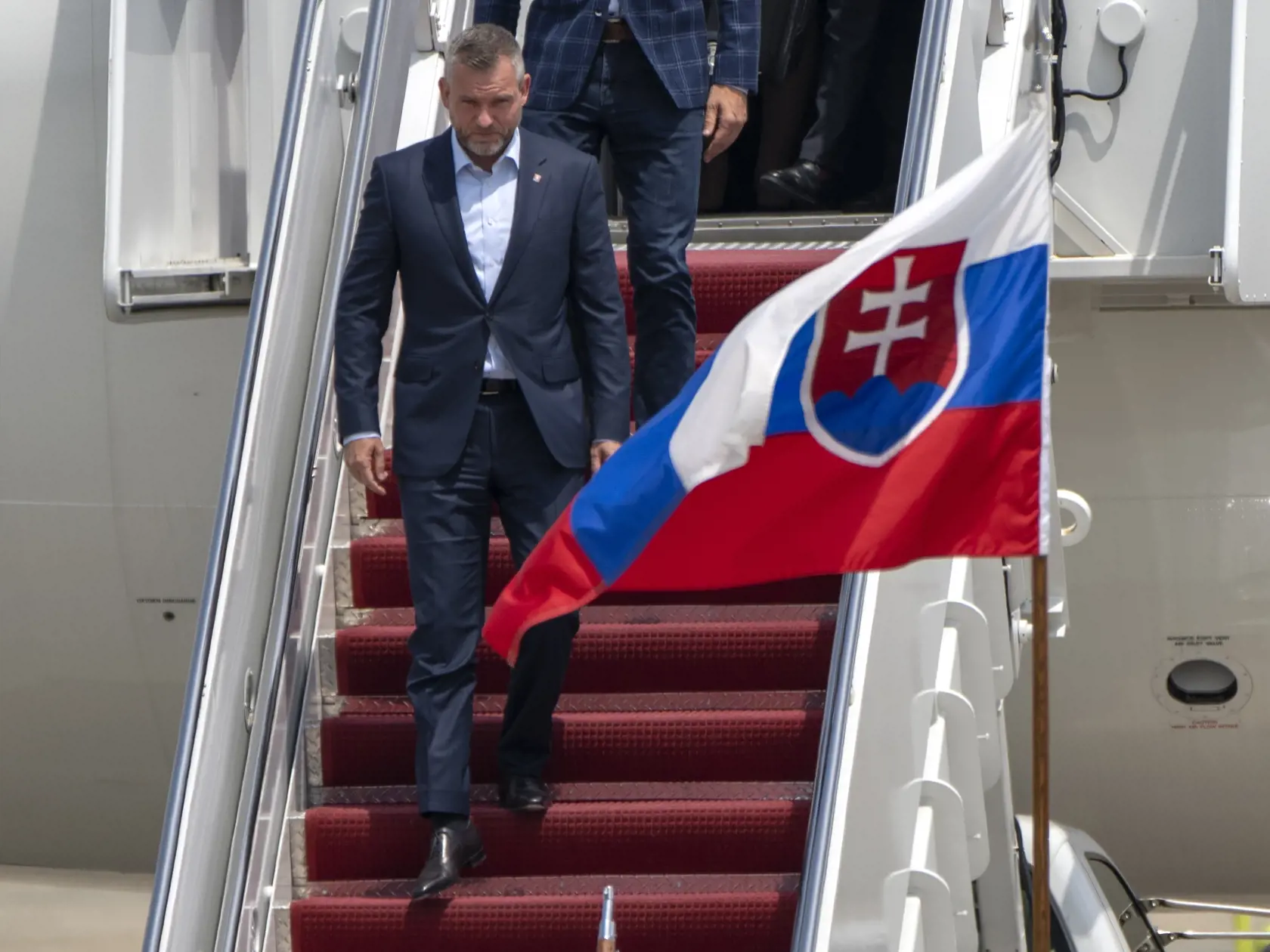 EBE 47 Washington - Na snímke prezident SR Peter Pellegrini vystupuje z lietadla po prílete na americkej vojenskej základni Andrews, aby sa zúčastnil na summite NATO vo Washingtone v pondelok 8. júla 2024. FOTO TASR/AP
Slovakia's President Peter Pellegrini arrives Monday, July 8, 2024, at Andrews Air Force Base, Md., to attend the NATO summit in Washington. (AP Photo/Mark Schiefelbein)