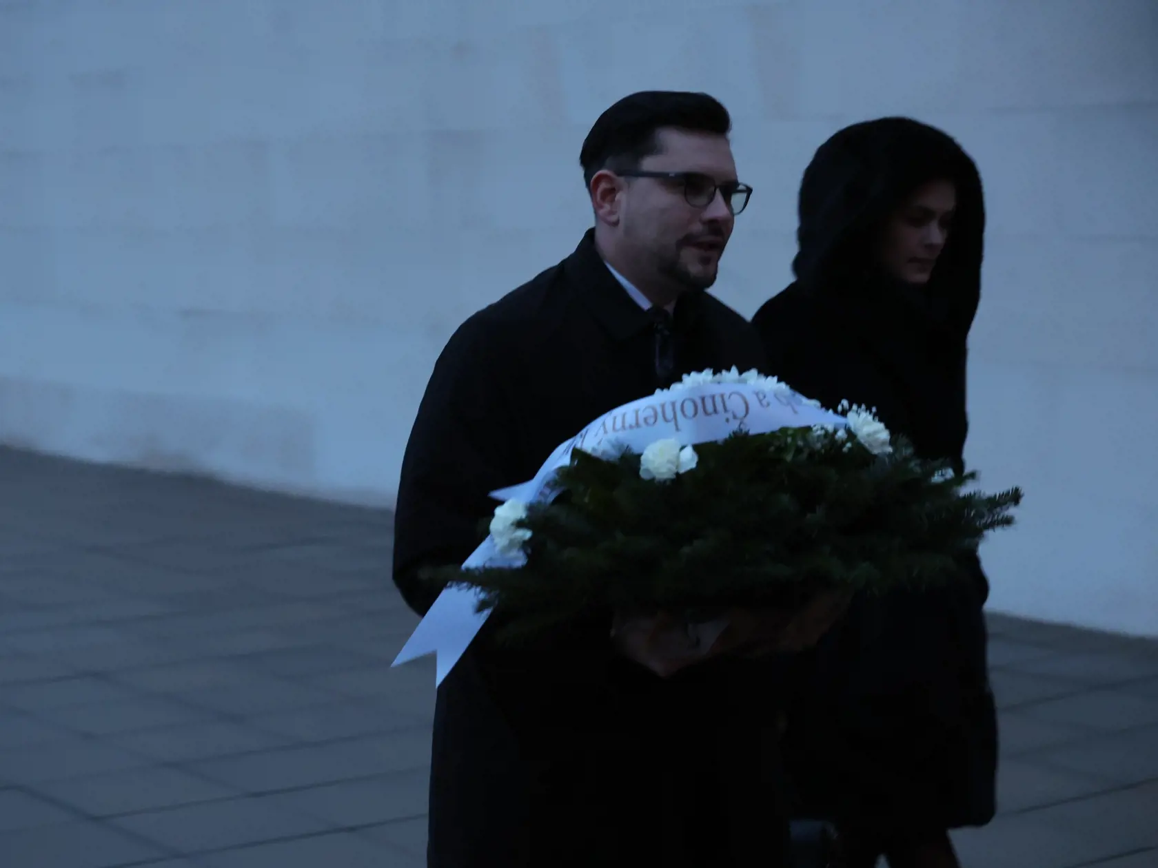 Posledná rozlúčka s hercom Ivanom Letkom v bratislavskom krematóriu. Kouč spoločenskej etikety Jakub Abrahám.