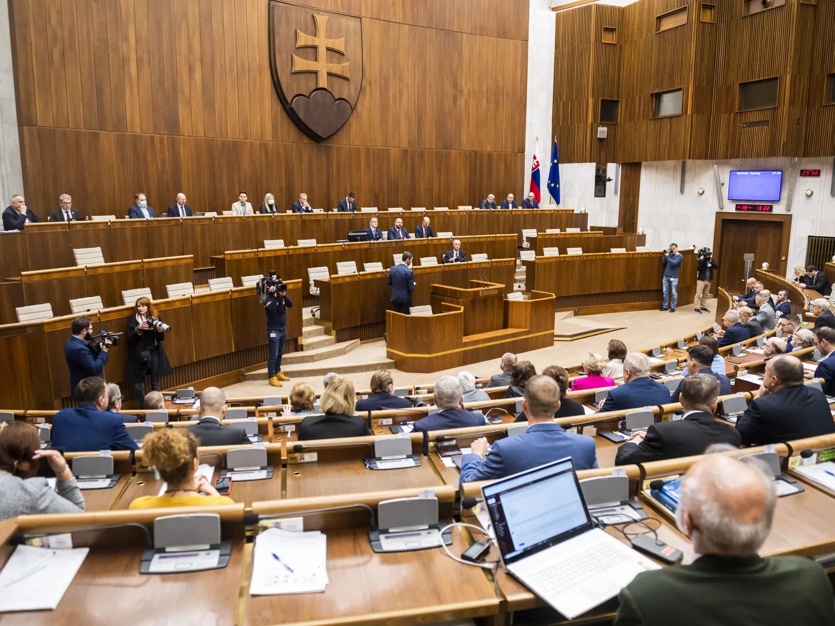 V parlamente je aktuálne 83. schôdza. Na programe je vyše sto bodov na rokovanie.