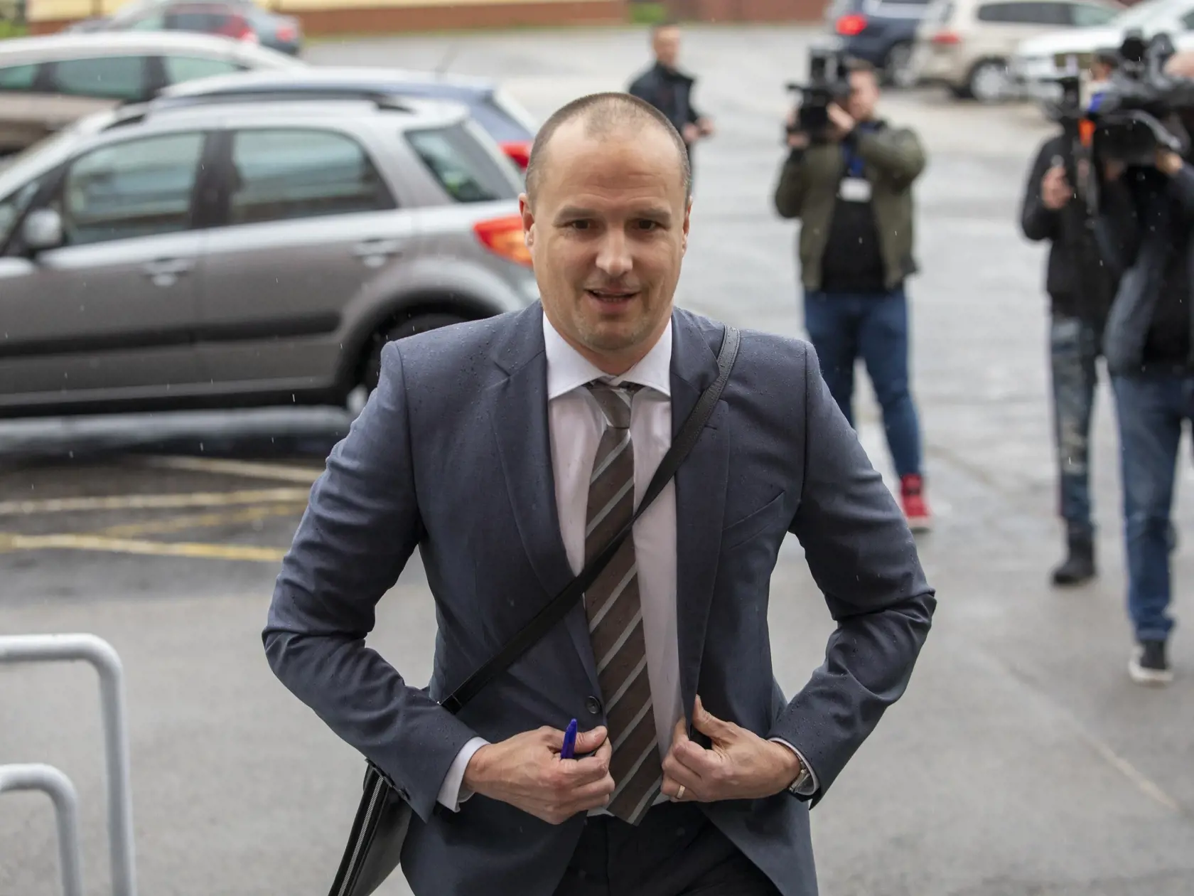 Na snímke  Špecializovaný trestný súd v Pezinku rozhoduje o väzbe exministra vnútra Róberta Kaliňáka.
 JUDr. Ľuboslav Linder, advokát Róberta Kaliňáka