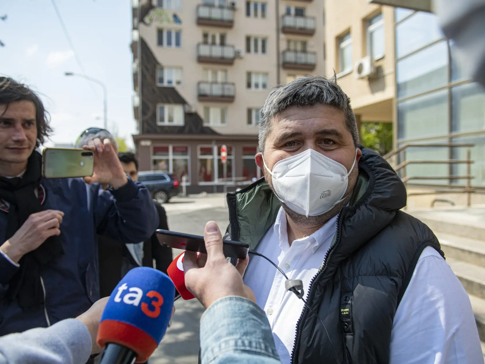 Na sníme advokát Michal Mandzák odpovedá na otázky novinárov po zadržaní exministra vnútra Roberta Kaliňáka pred Prezídiom Policajného zboru SR v Bratislave v stredu 20. apríla  2022. Národná kriminálna agentúra (NAKA) obvinila expremiéra a šéfa Smeru-SD Roberta Fica i exministra vnútra Roberta Kaliňáka. TASR to potvrdil hovorca Prezídia Policajného zboru Michal Slivka. Polícia potvrdila aj obvinenie advokáta Mareka Paru. FOTO TASR - Michal Svítok