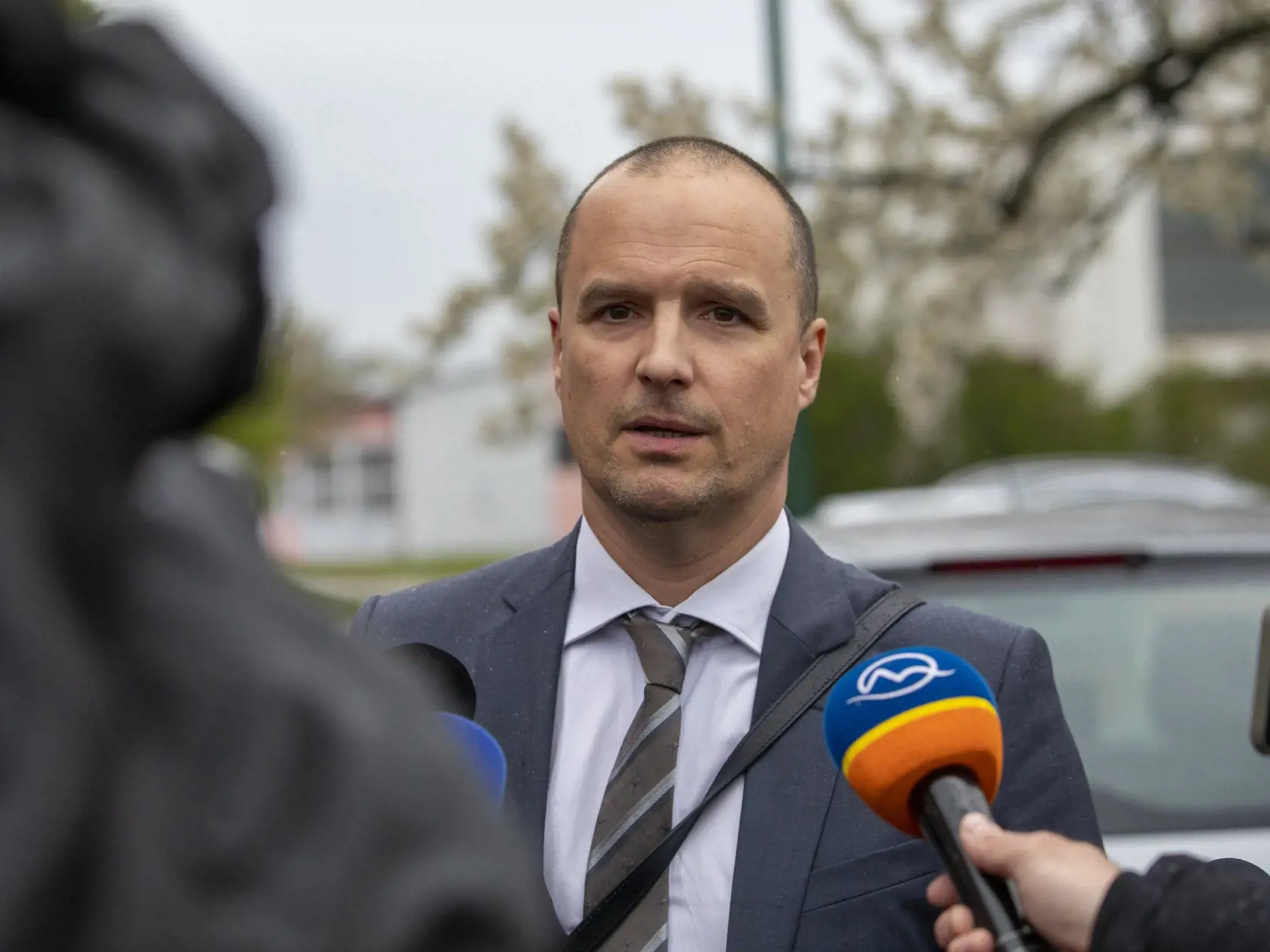 Na snímke  Špecializovaný trestný súd v Pezinku rozhoduje o väzbe exministra vnútra Róberta Kaliňáka.
 JUDr. Ľuboslav Linder, advokát Róberta Kaliňáka
