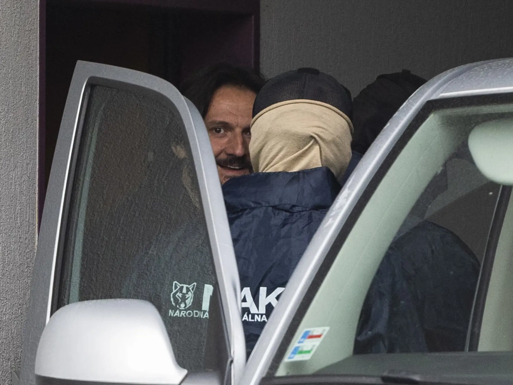 Obvineného exministra vnútra Roberta Kaliňáka vzali do väzby. V sobotu popoludní o tom rozhodol sudca pre prípravné konanie Špecializovaného trestného súdu (ŠTS) v Pezinku. Na snímke vľavo Robert Kaliňák v sprievode príslušníkov Národnej kriminálnej agentúry (NAKA) odchádza po vynesení verdiktu ŠTS v Pezinku 23. apríla 2022. FOTO TASR - Jaroslav Novák