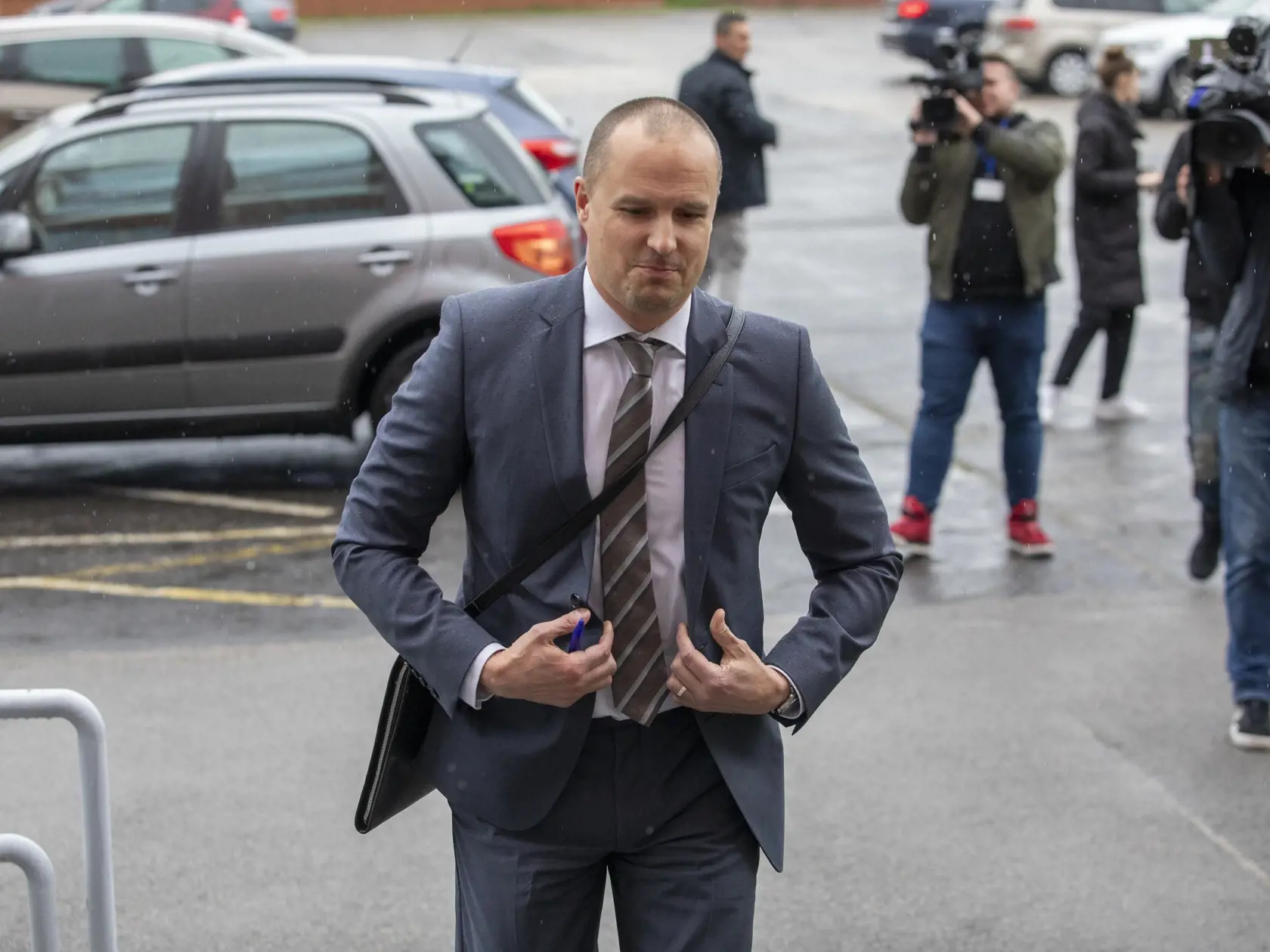 Na snímke  Špecializovaný trestný súd v Pezinku rozhoduje o väzbe exministra vnútra Róberta Kaliňáka.
 JUDr. Ľuboslav Linder, advokát Róberta Kaliňáka