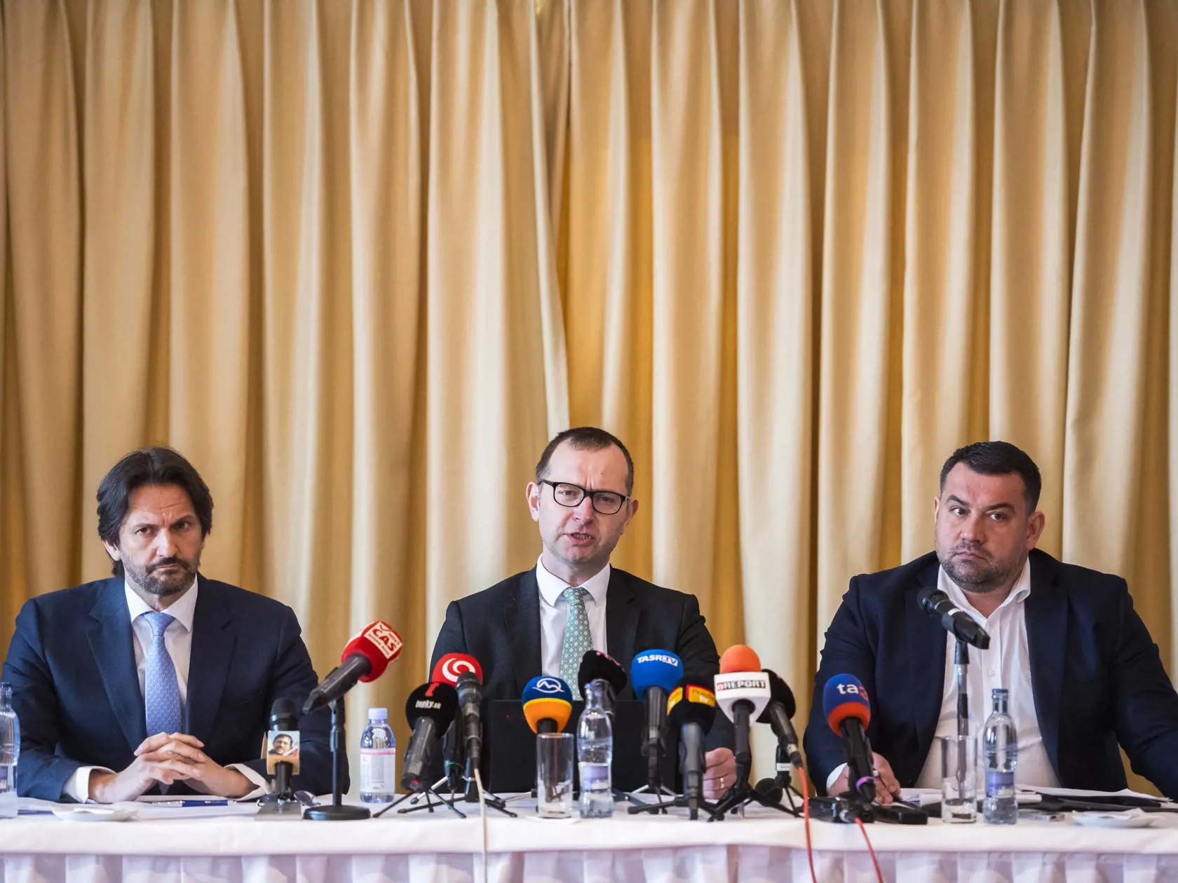 Na snímke zľava advokáti Robert Kaliňák, Ladislav Smejkal a Ondrej Urban počas tlačovej konferencie právnych zástupcov Miroslava Výboha k predloženiu dôkazov o lživom konaní OČTK a manipulácii trestného konania vo veci Mýtnik III v Bratislave 11. apríla 2022. FOTO TASR - Jaroslav Novák