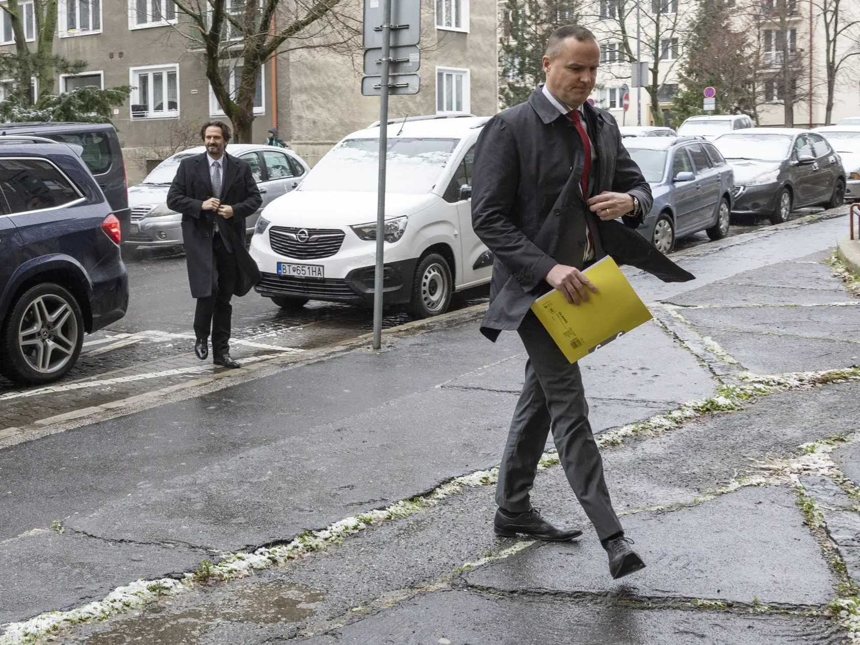 Exminister vnútra SR Robert Kaliňák prichádza v sprievode svojho advokáta Davida Lindtnera na Policajné prezídium v Bratislave za účelom vypočutia vo veci údajného úplatku pre Františka Imreczeho. Na snímke je David Lindtner