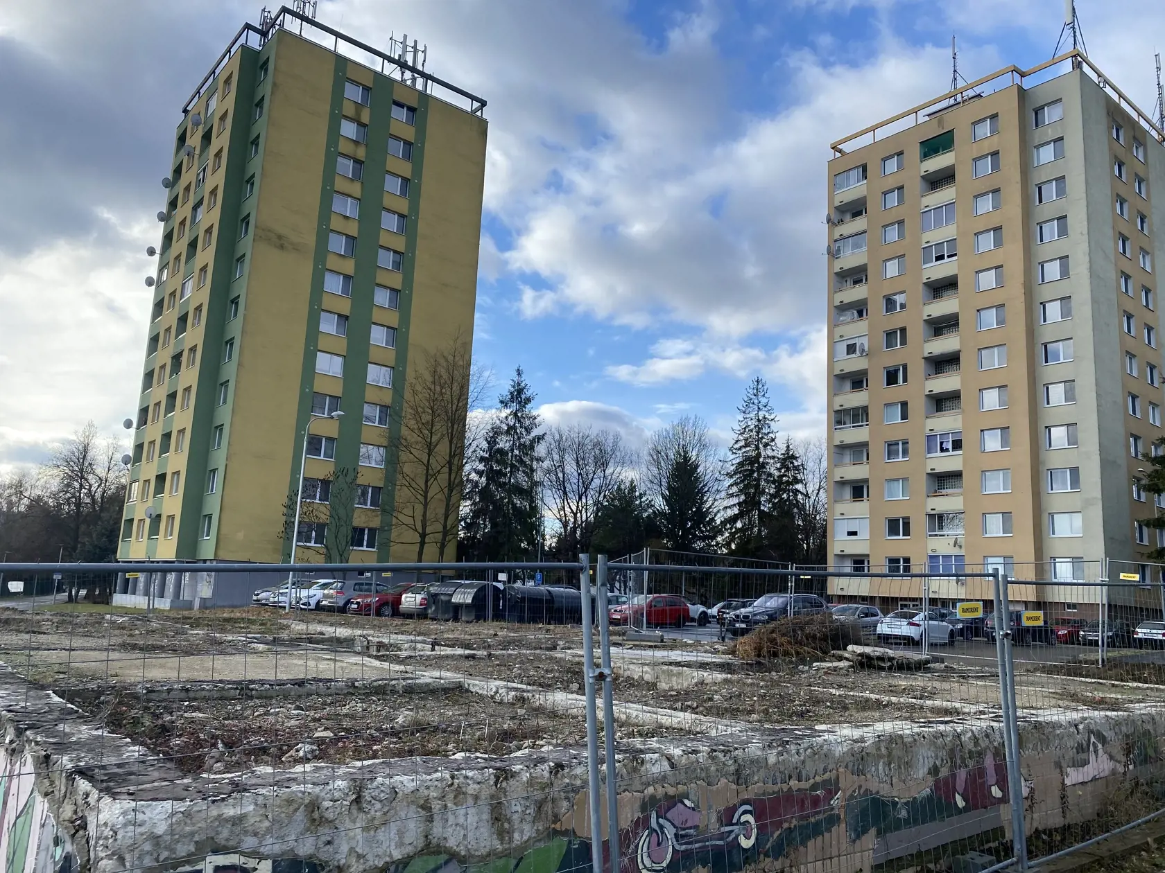 Súčasný stav na Mukačevskej ulici v Prešove. Bytovka, v ktorej vybuchol pred dvomi rokmi plyn a ktorú museli zbúrať, stála vpredu, zostali po nej iba základy.