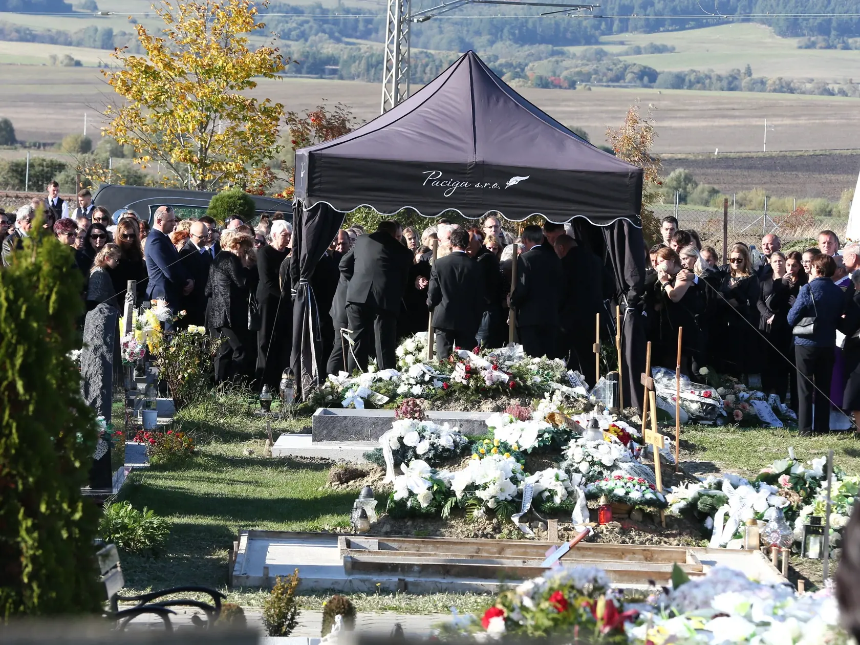 Posledná rozlúčka s nadanou študentkou Broňou. V sobotu (8.10.) sa rozlúčili rodiny Mareka a Brone so svojími milovanými deťmi, vnúčatami, a súrodencami. Ich mladé životy vyhasli vinou opitého vodiča.
