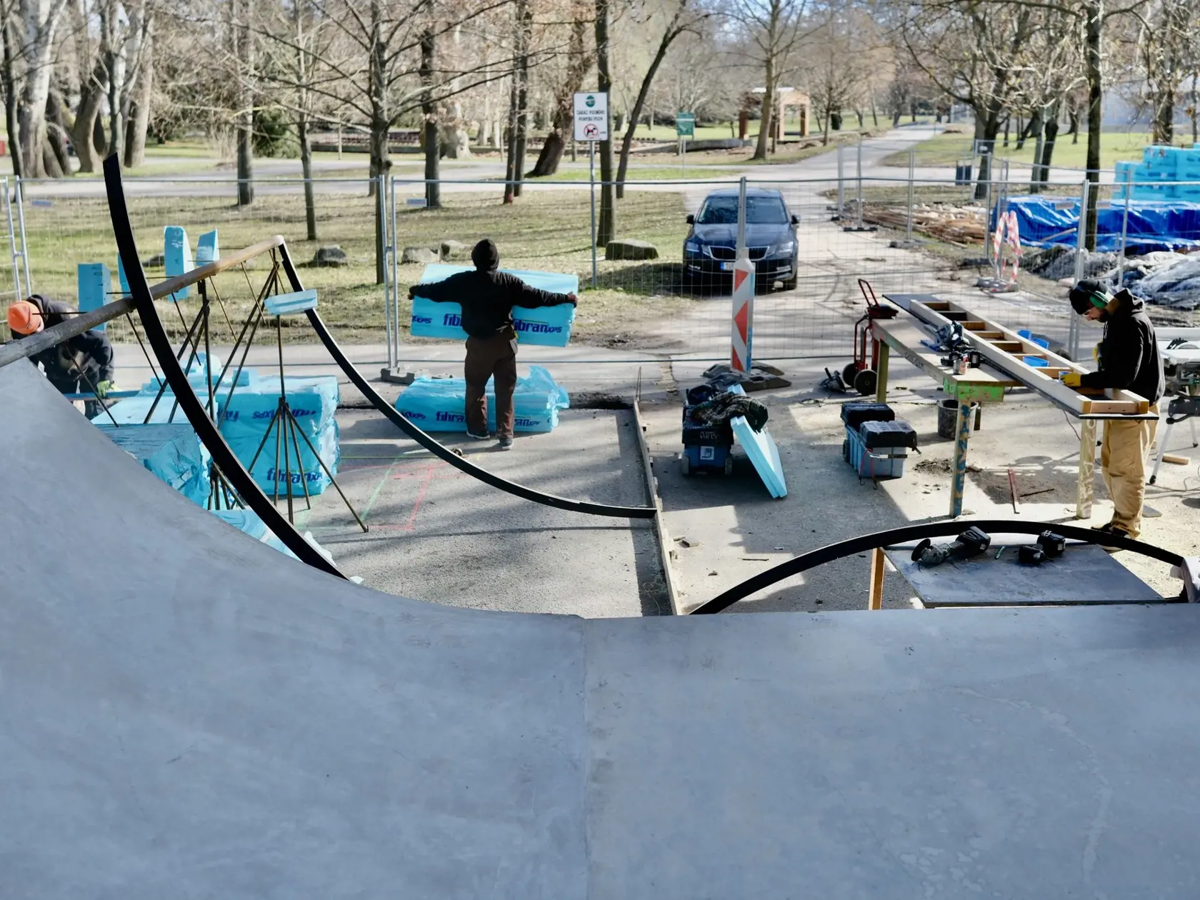 Kvôli zložitosti projektu buduje skejtpark vcelku veľká skupina ľudí.