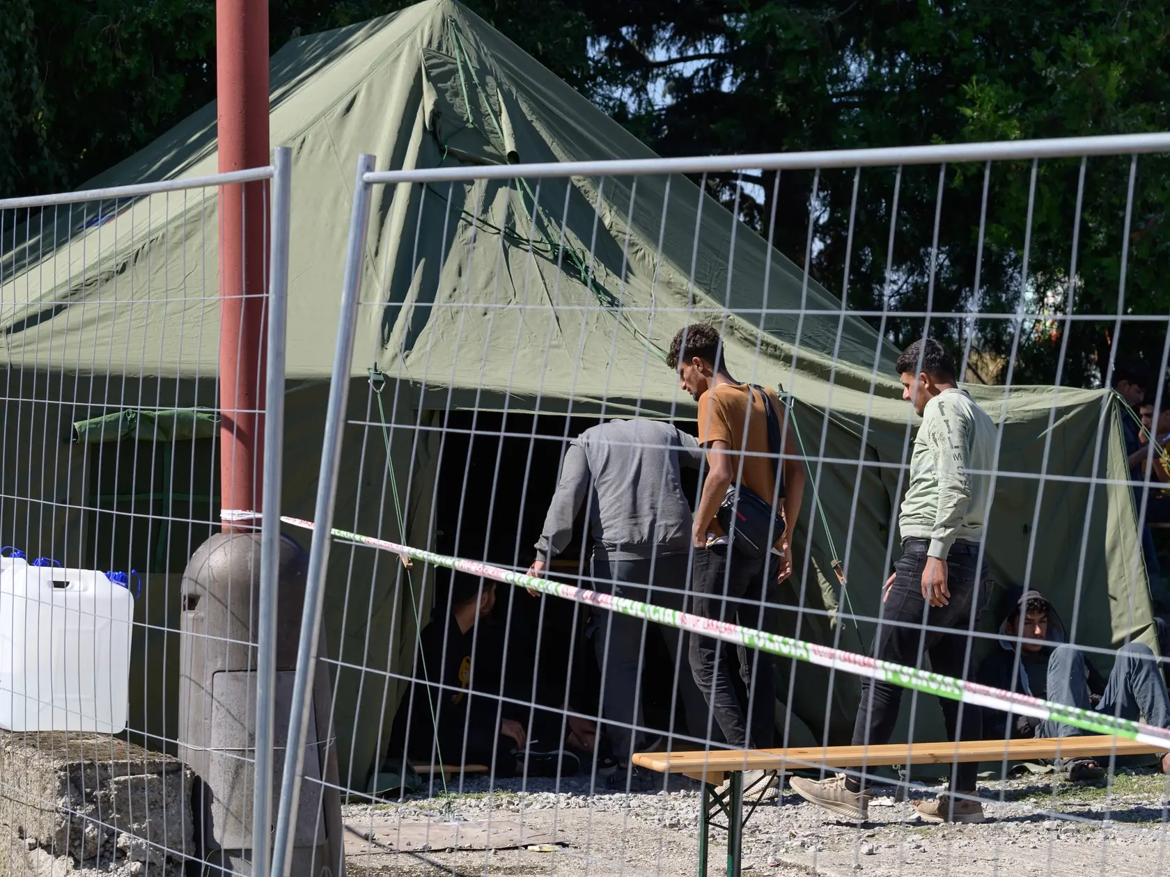 Na snímke nelegálni migranti, ktorí sú umiestnení v dočasnom pracovisku cudzineckej polície v priestoroch Okresného riaditeľstva Hasičského a záchranného zboru v Nových Zámkoch.