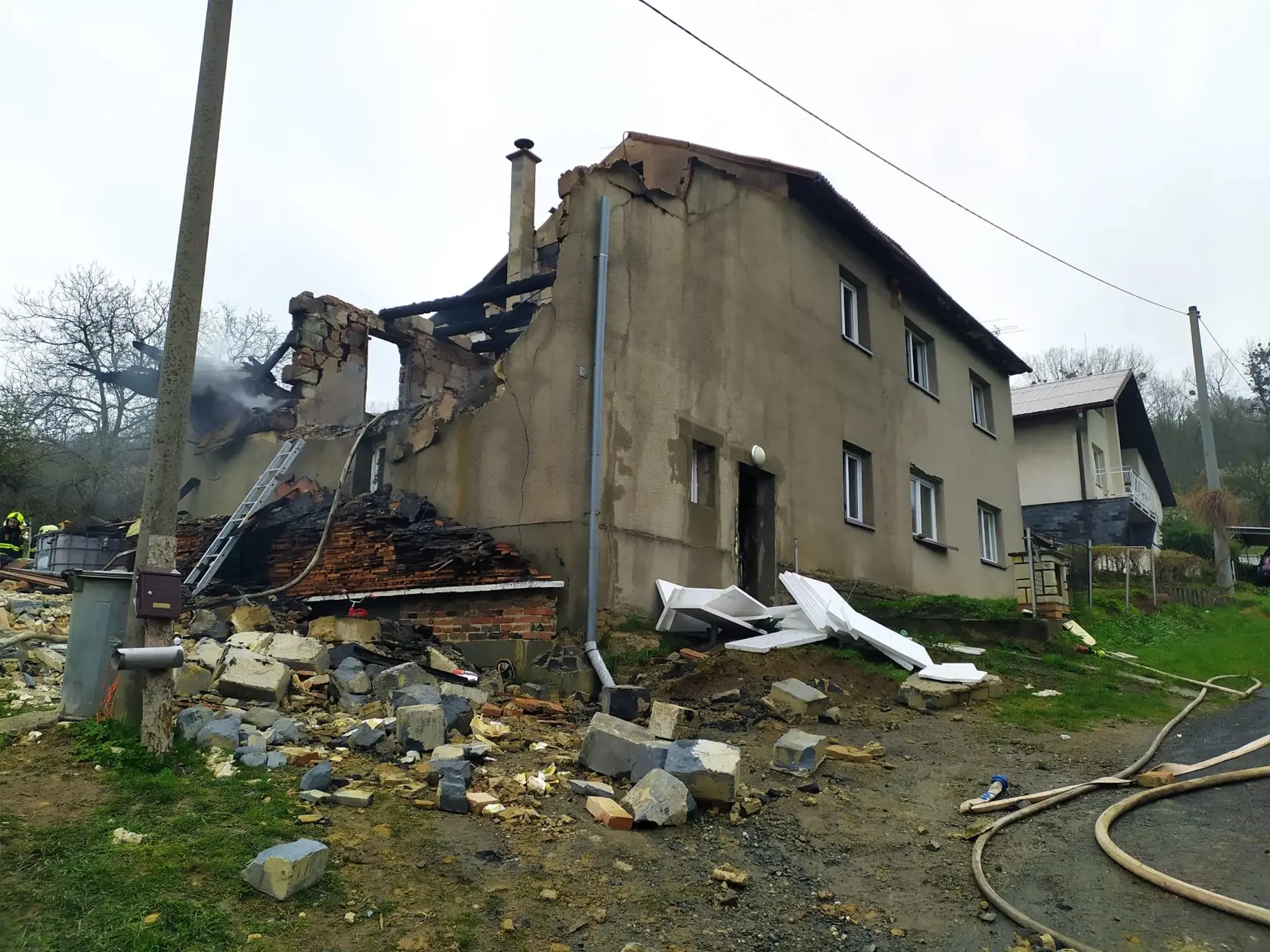 Podľa polície v troskách rodinného domu v obci Loučka našli štyri mŕtve telá; ženu a tri deti.