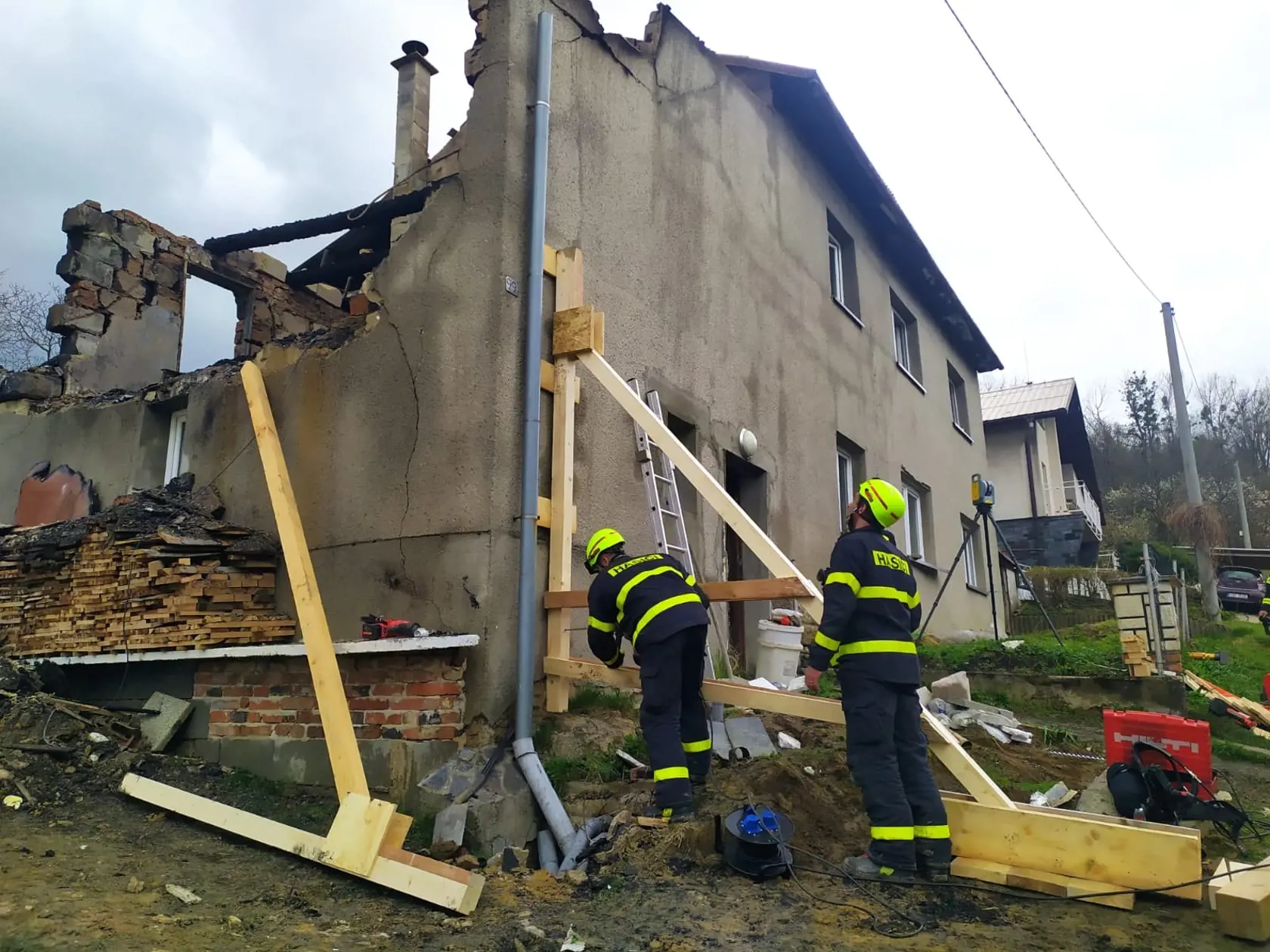 Podľa polície v troskách rodinného domu v obci Loučka našli štyri mŕtve telá; ženu a tri deti.