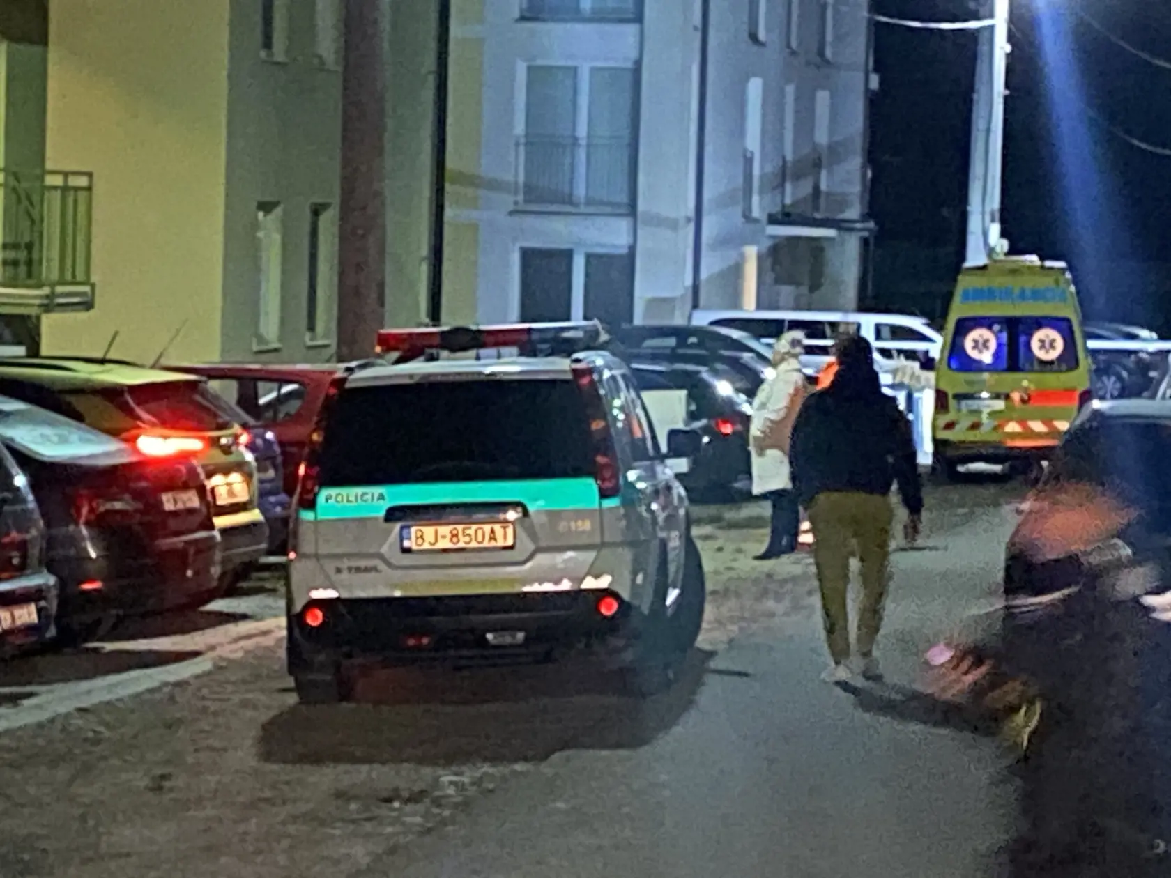 Ulica hrôzy. V Rokytove pri Bardejove, v prvom bytovom dome vľavo na fotografii, na prízemí, policajt zastrelil iba mesačné bábätko a potom zbraň obrátil proti sebe
