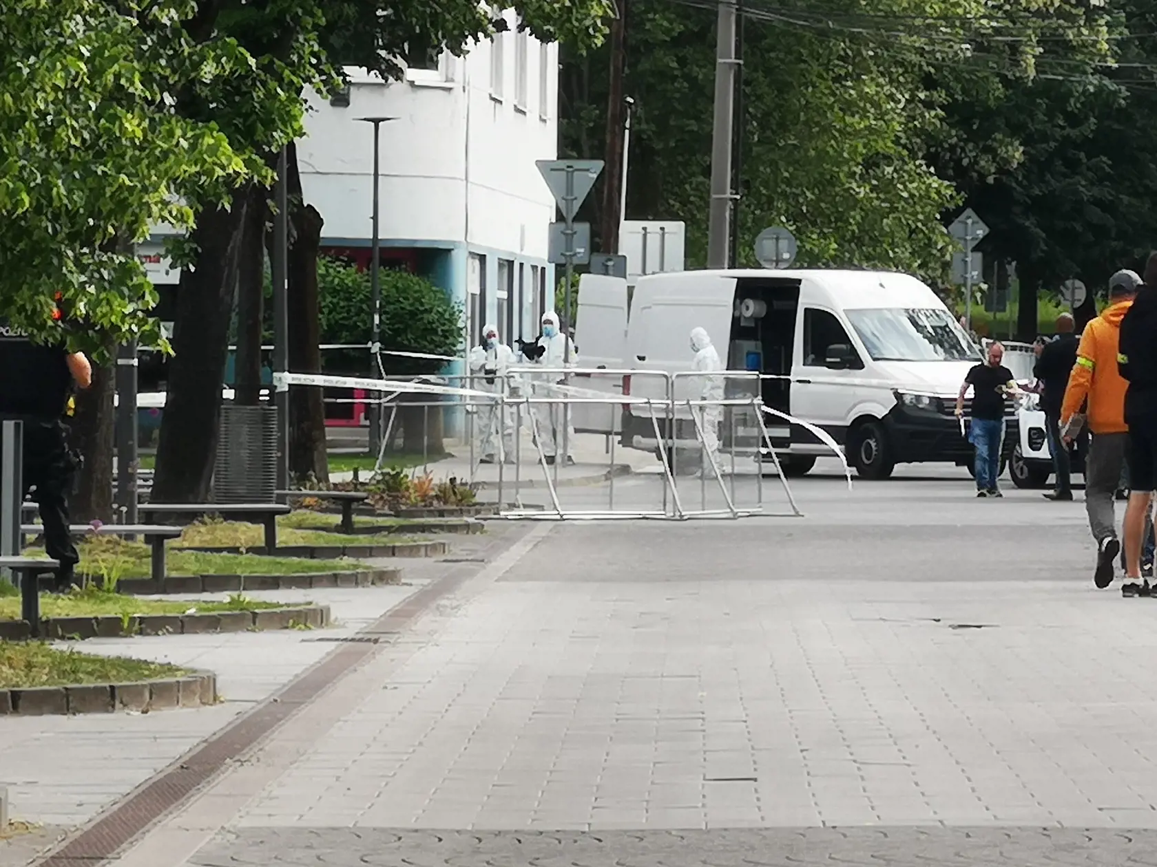 Na miesto činu okamžite prišli desiatky policajtov.