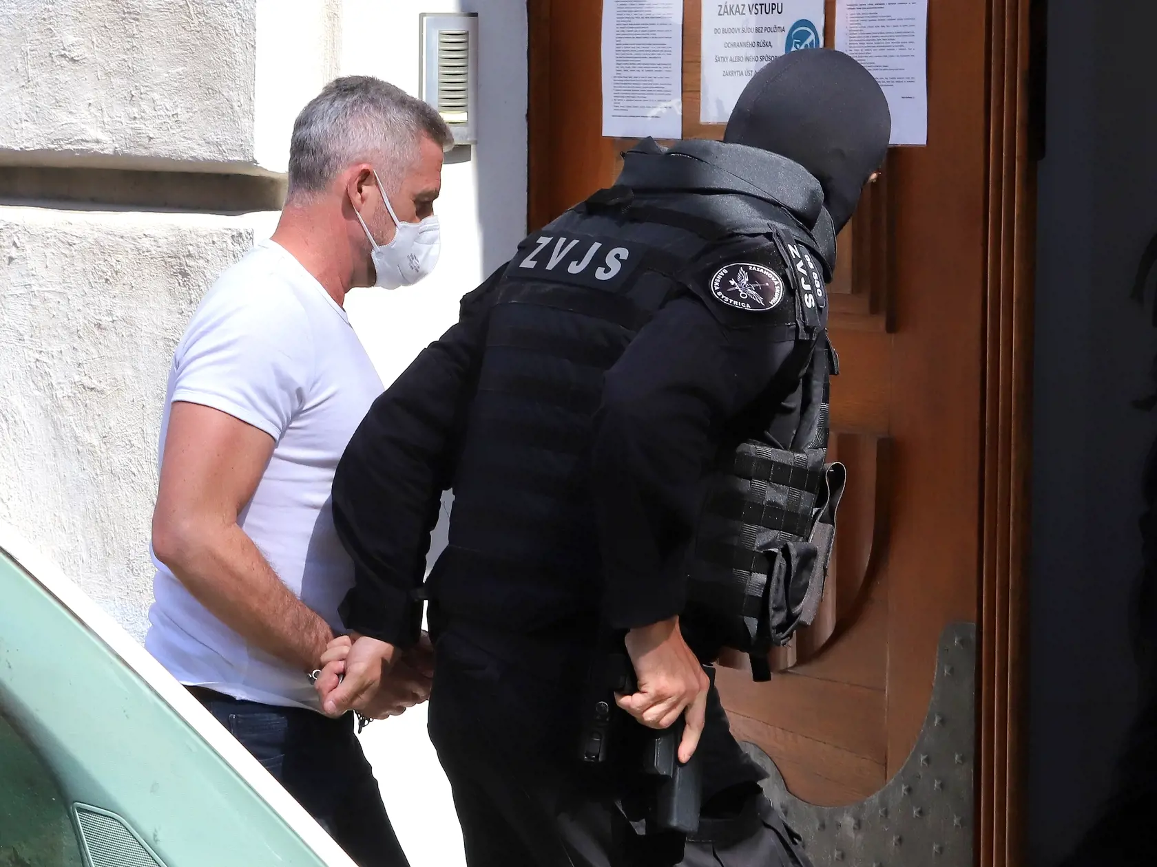 Sudca pre prípravné konanie Špecializovaného trestného súdu (ŠTS), pracovisko Banská Bystrica, rozhoduje o predĺžení väzby pre bývalého policajného prezidenta Tibora G., v ktorej je od novembra 2020. NAKA ho vtedy zadržala v rámci policajnej akcie Očistec. Na snímke eskorta privádza obvineného bývalého prezidenta Policajného zboru SR Tibora G. do budovy Špecializovaného trestného súdu (ŠTS) v Banskej Bystrici 10. mája 2021. FOTO TASR - Ján Krošlák